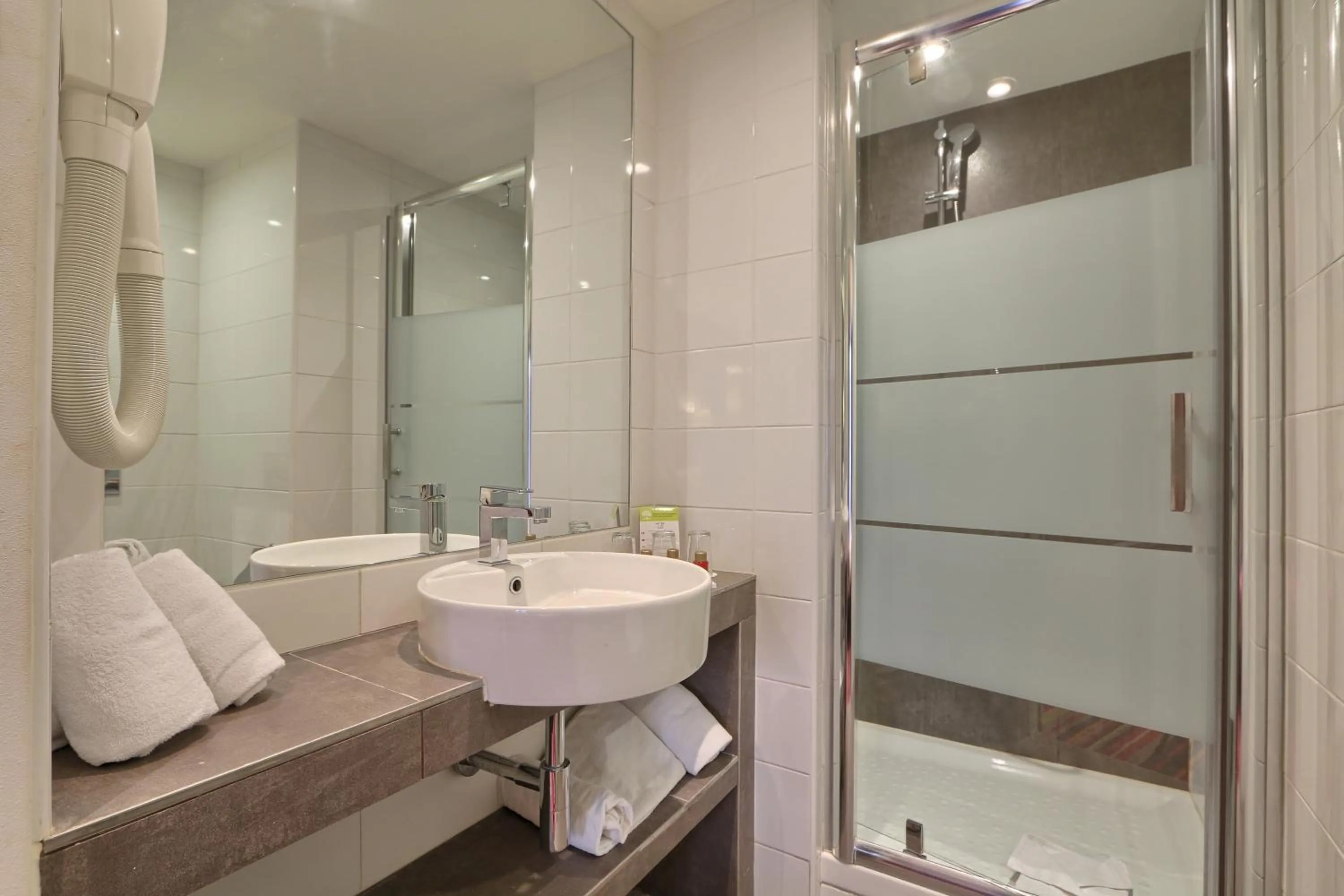 Bathroom in Hôtel Mondial