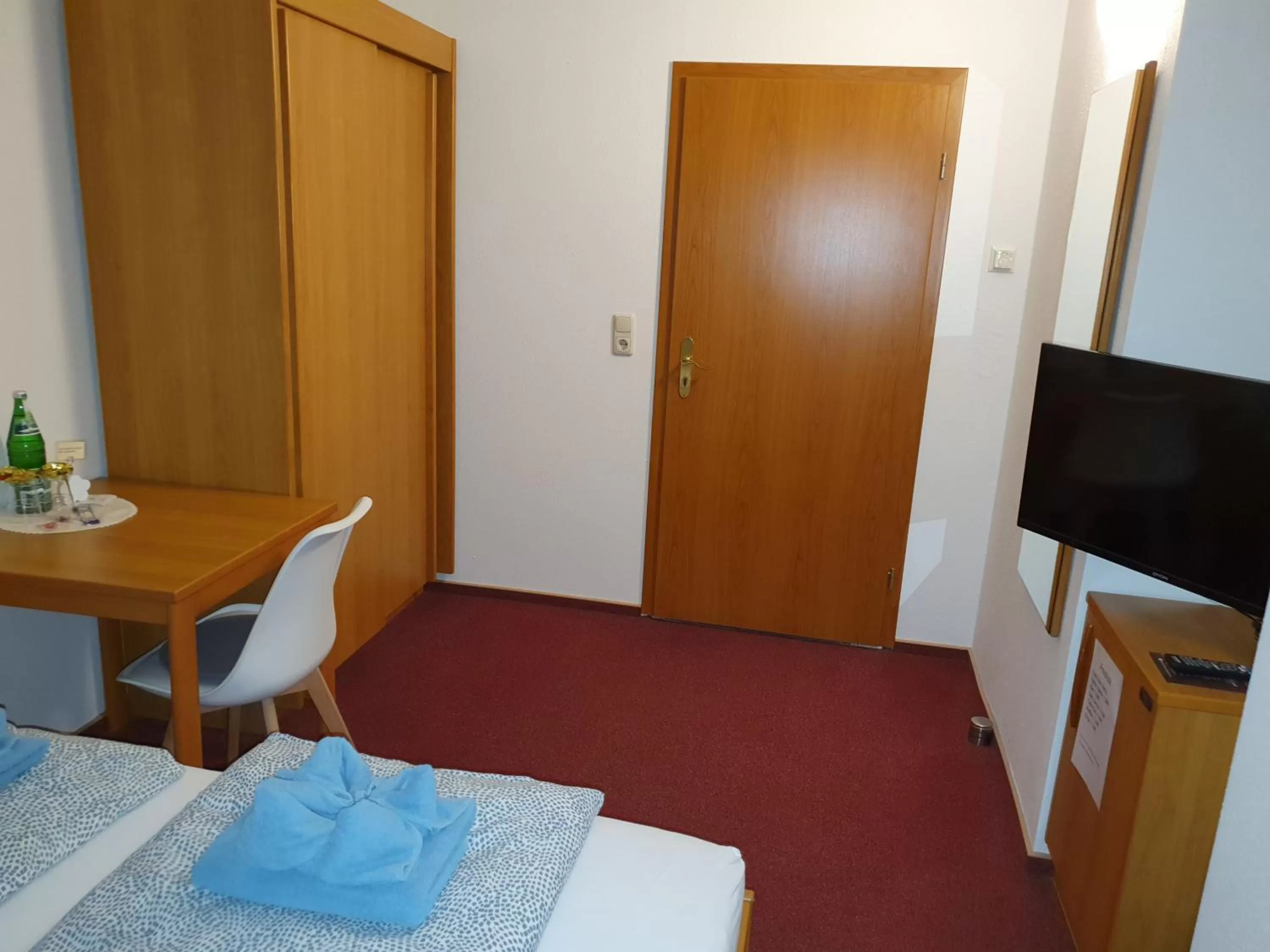 TV and multimedia, Bed in Mainstern Hotel