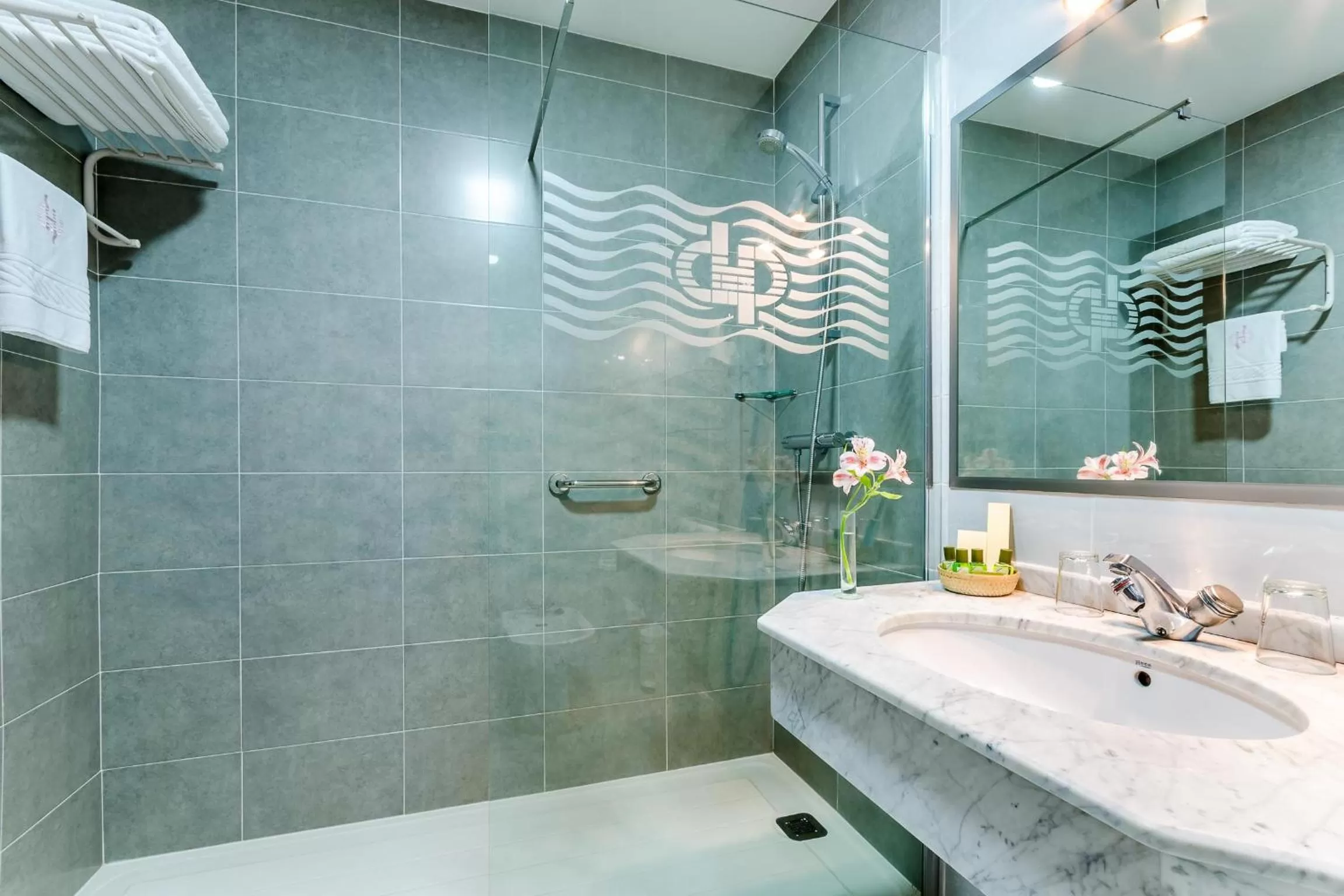 Shower in Galicia Palace