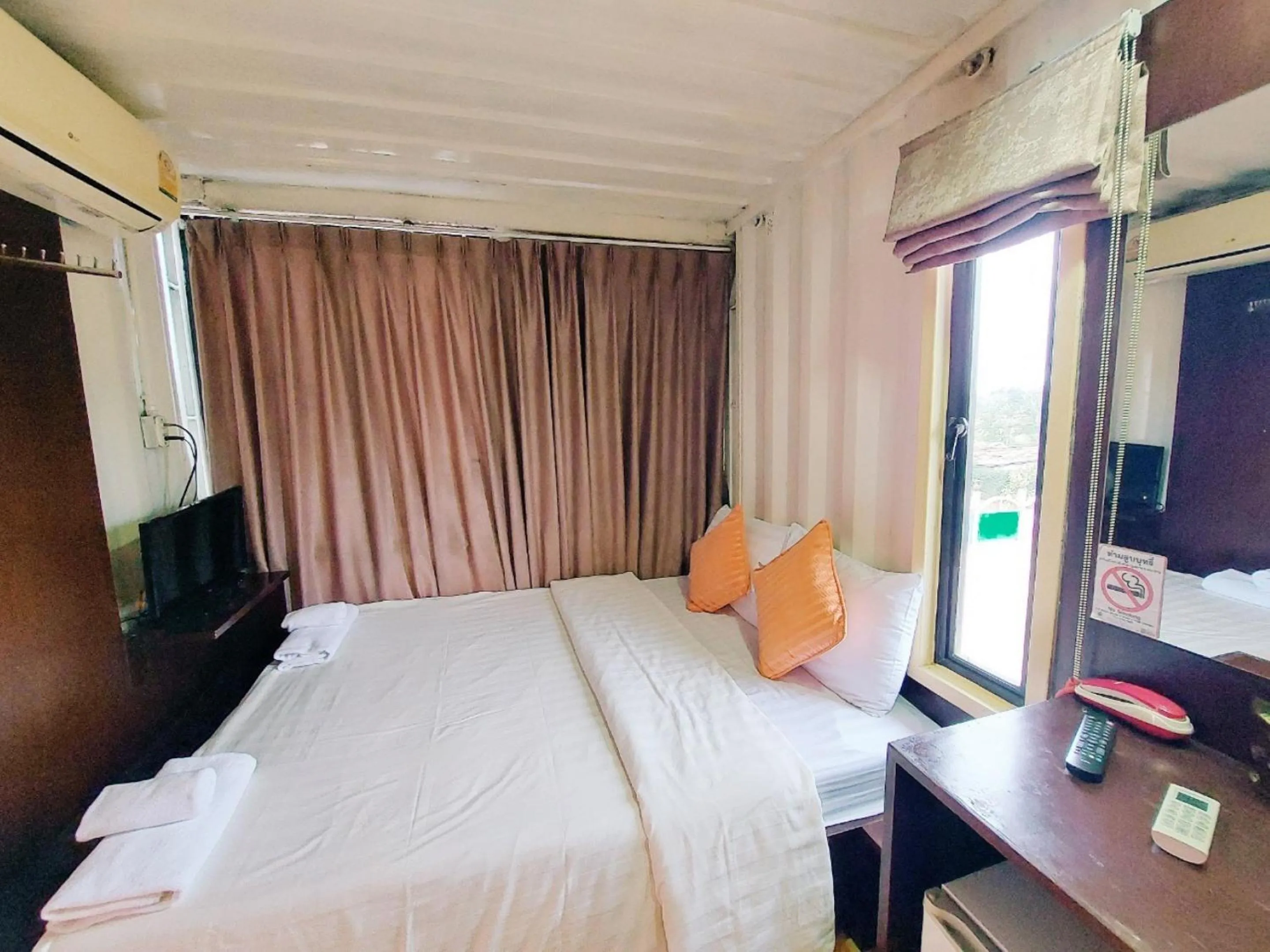 Bed in Retro Box Hotel Chumphon