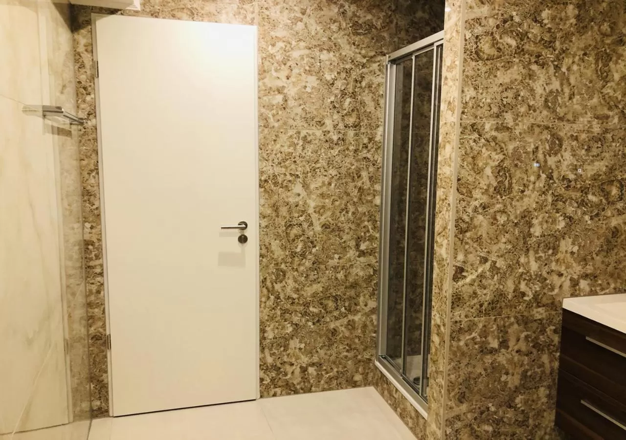 Shower in Elbgalerie Hotel