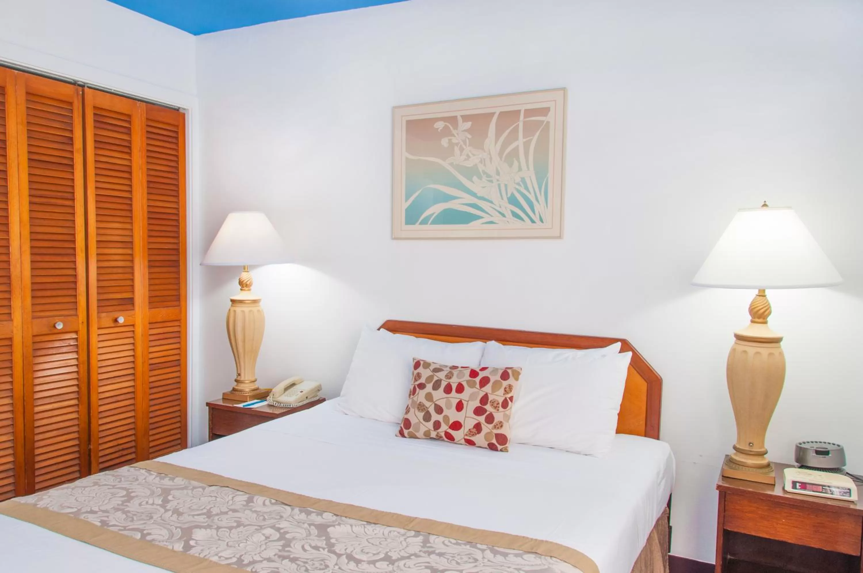 Bed in Holiday Surf Hotel (with full kitchen)