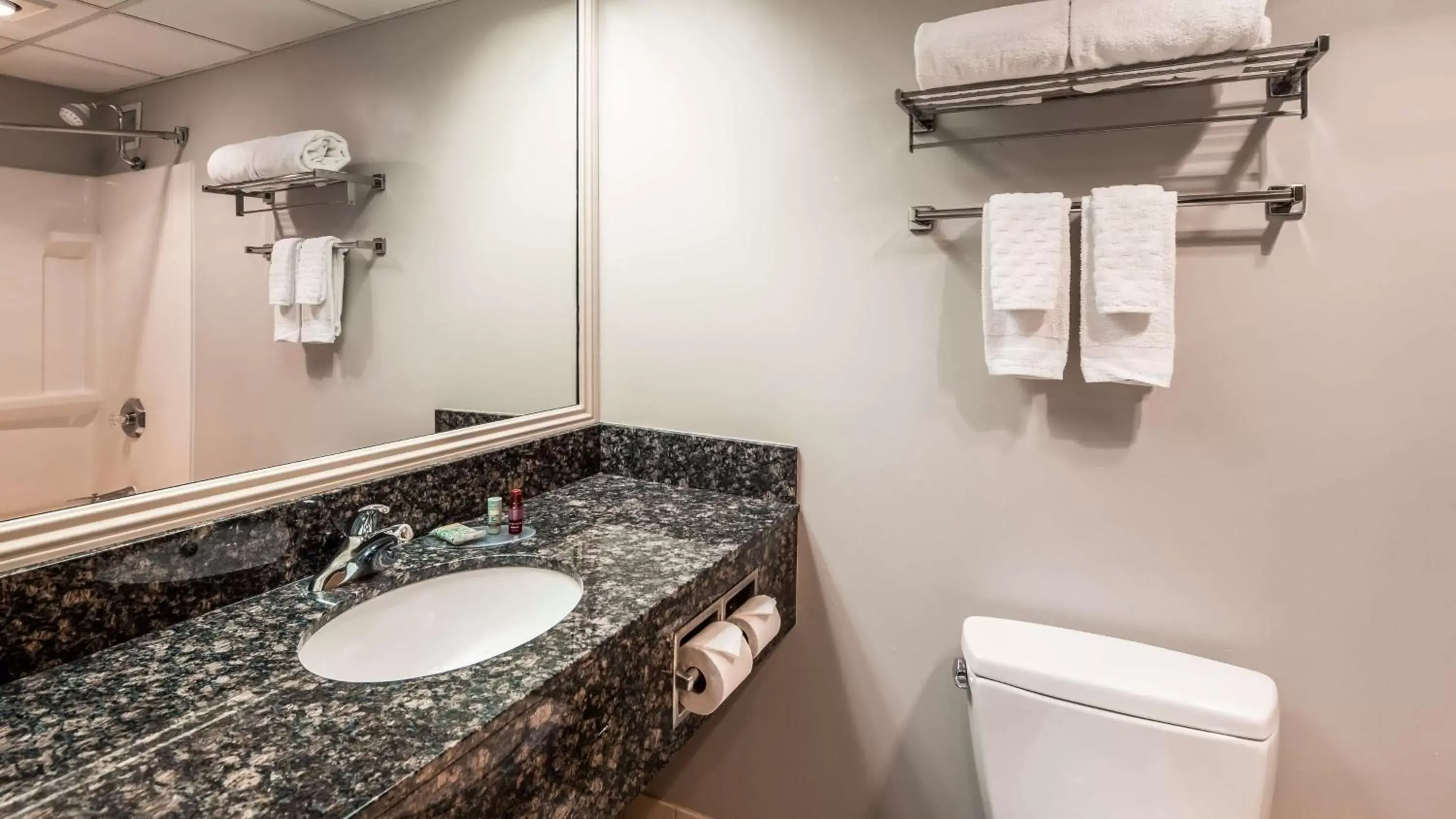 Queen Room with Bathtub - Disability Access in Best Western Danbury/Bethel Queen Room with Bathtub - Disability Access in Best Western Danbury/Bethel