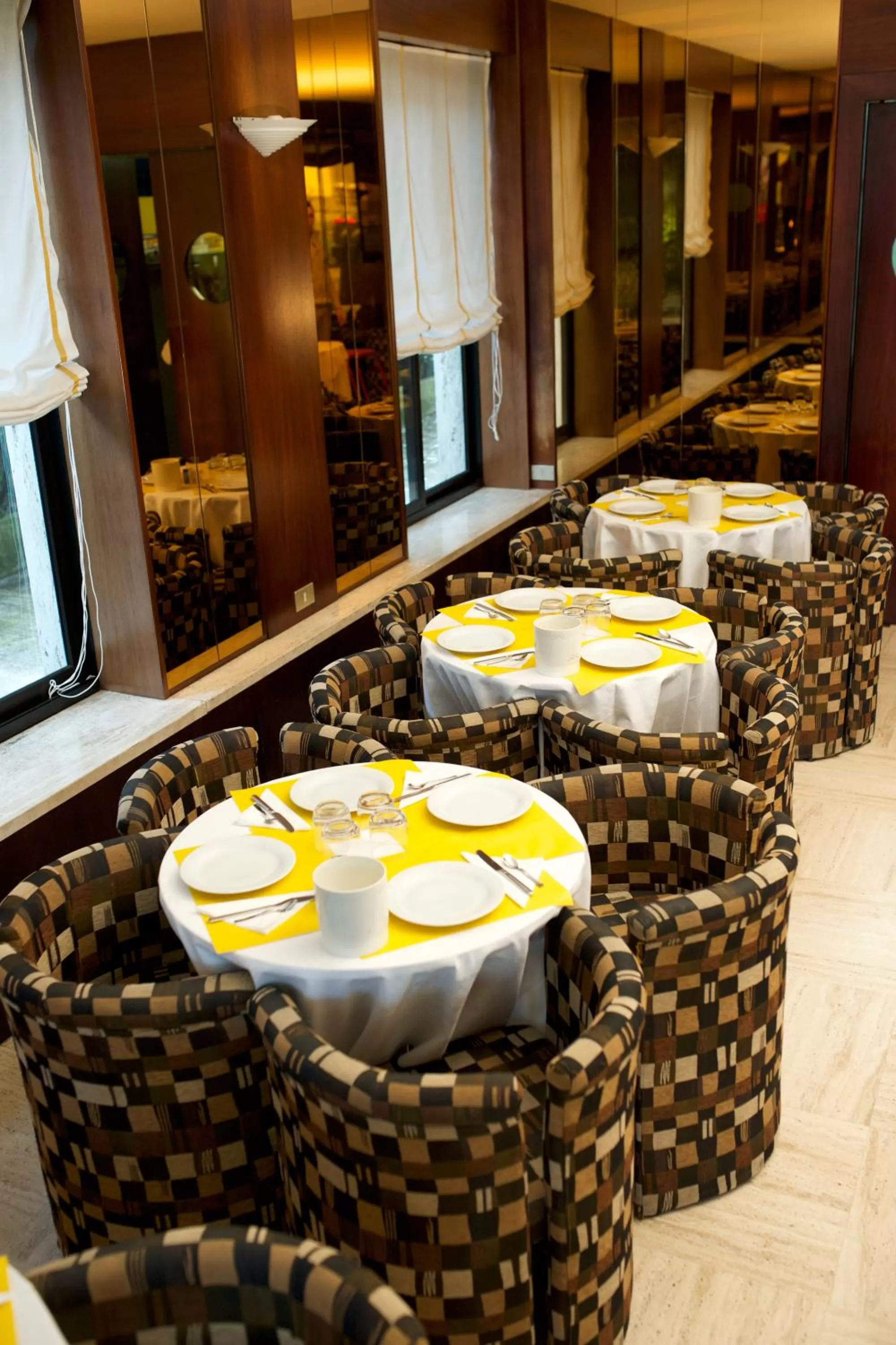 Restaurant/places to eat in Club Hotel