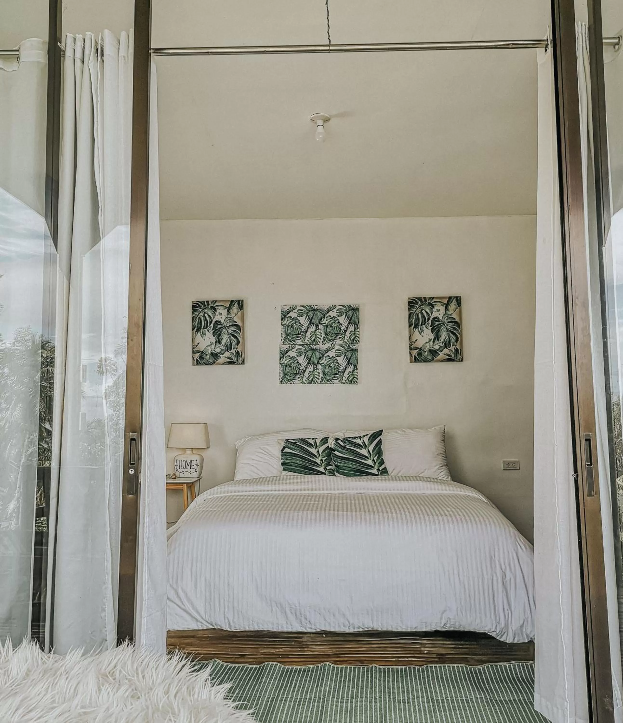 Bed in Bintana sa Paraiso Binunsaran