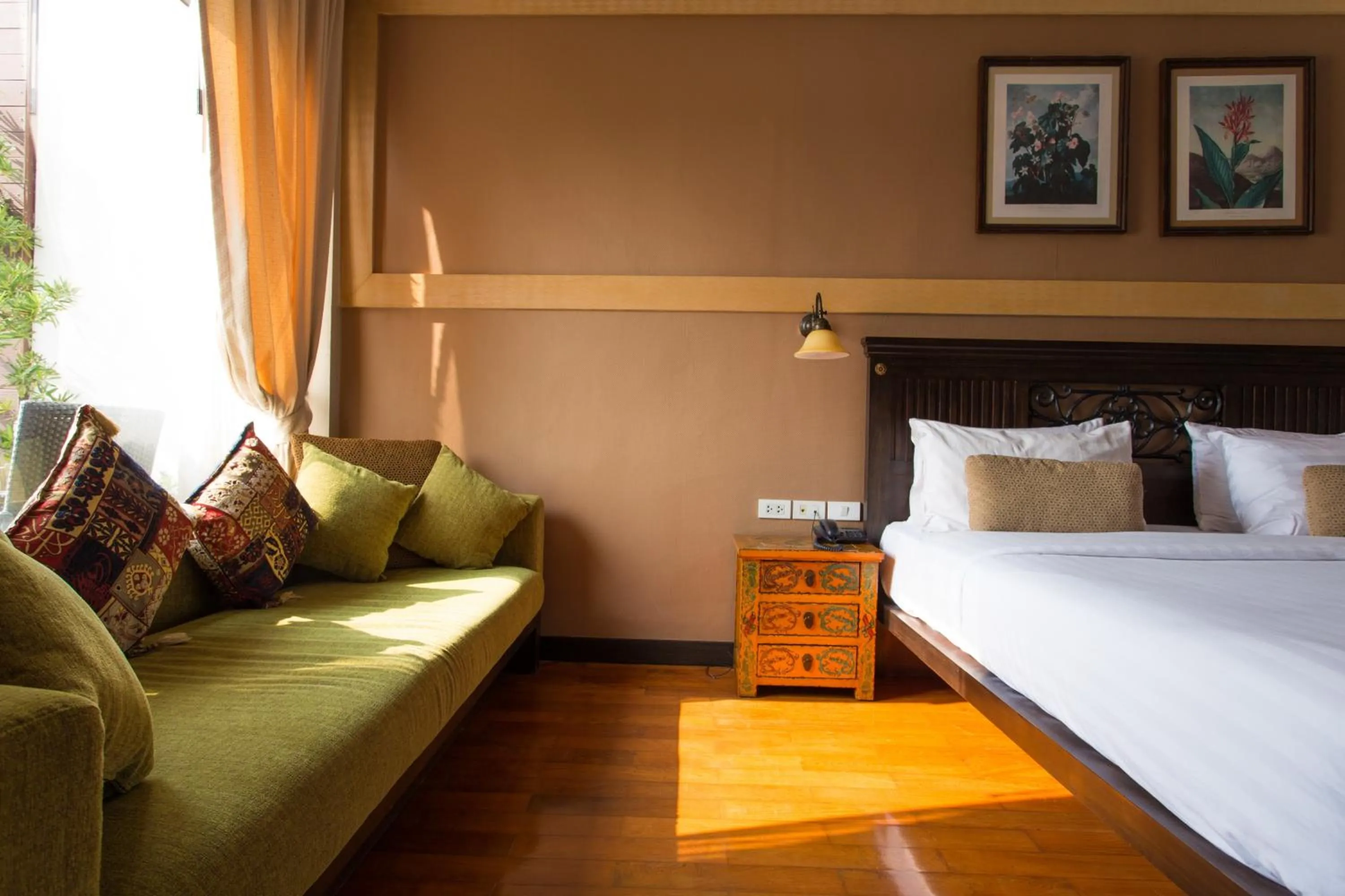 Seating area, Bed in Sala Arun