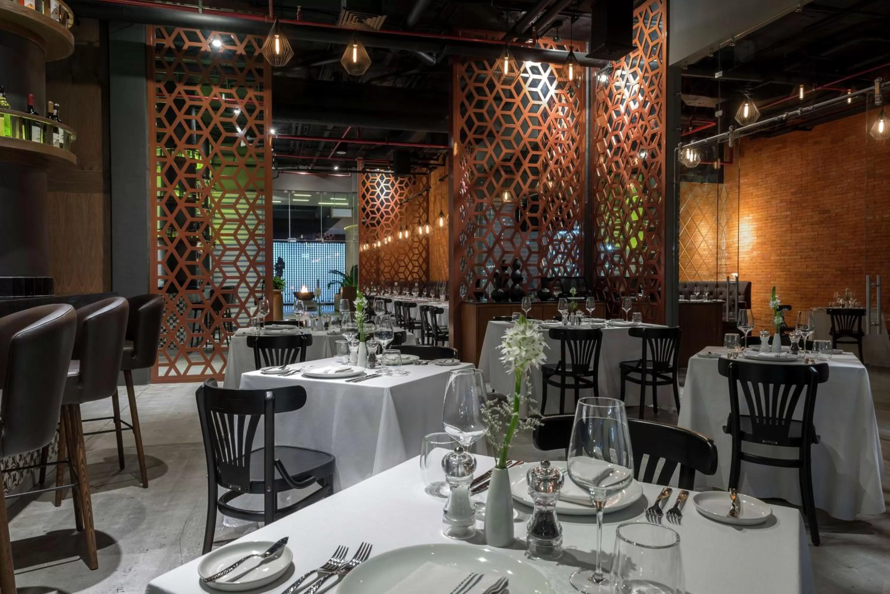 Restaurant/places to eat in The Fives Downtown Hotel & Residences, Curio Collection by Hilton