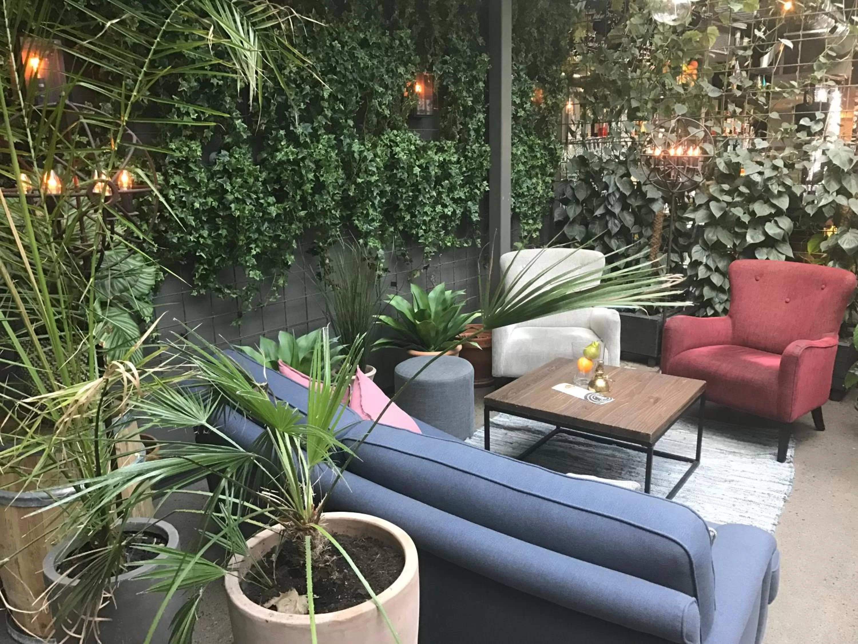 Restaurant/places to eat in First Hotel Central