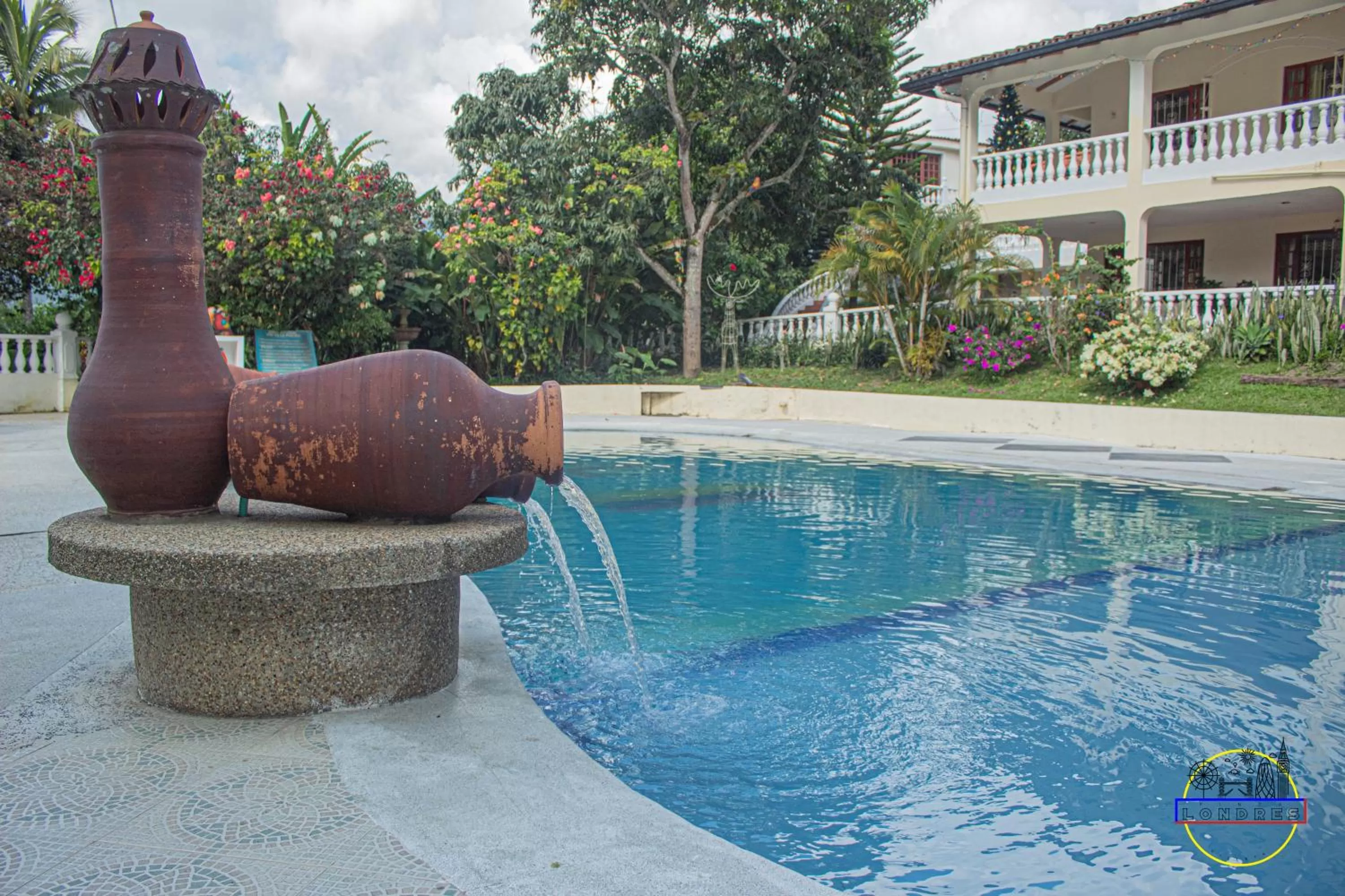 Swimming pool in Hotel Finca Londres