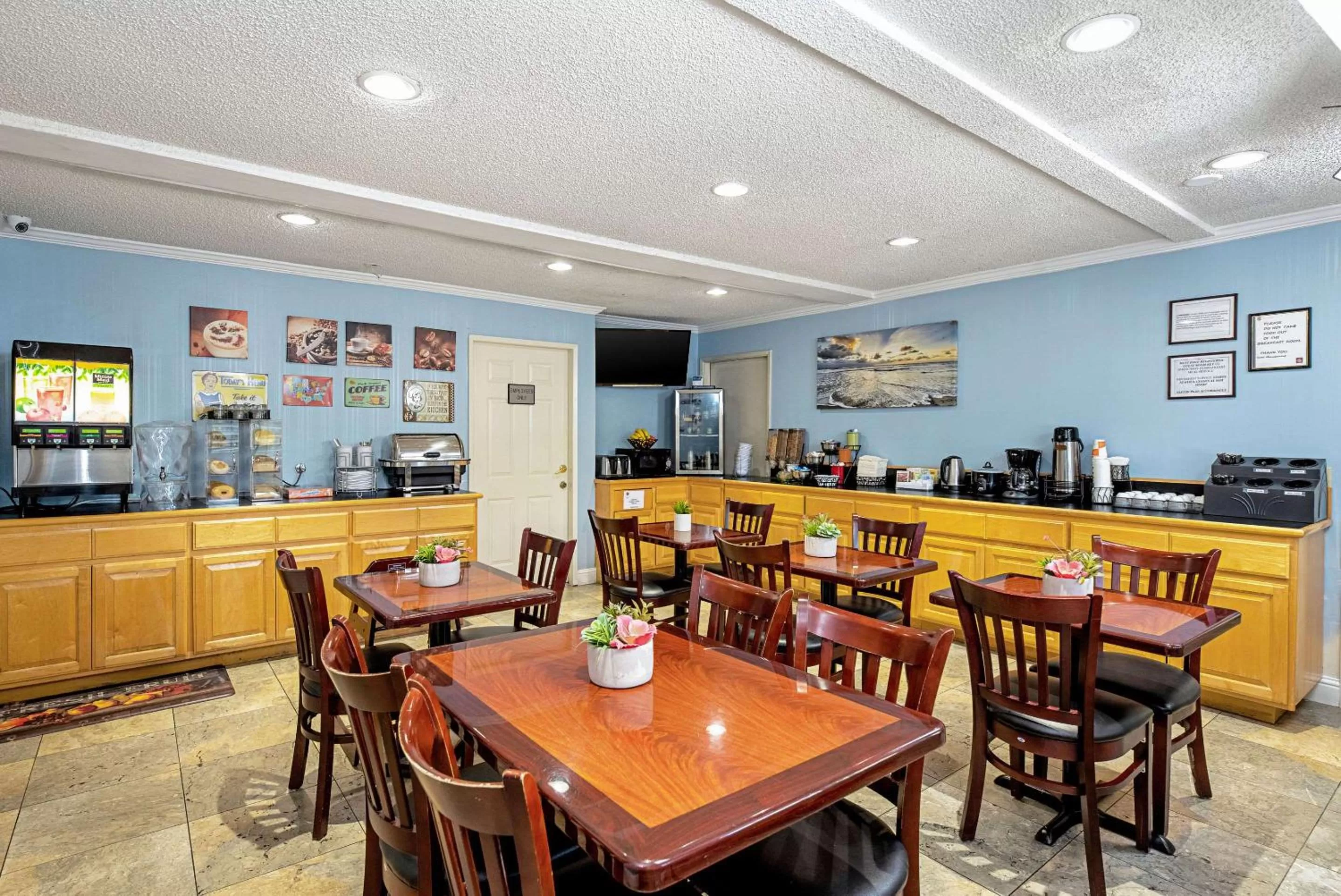 Restaurant/places to eat in Clarion Inn Silicon Valley