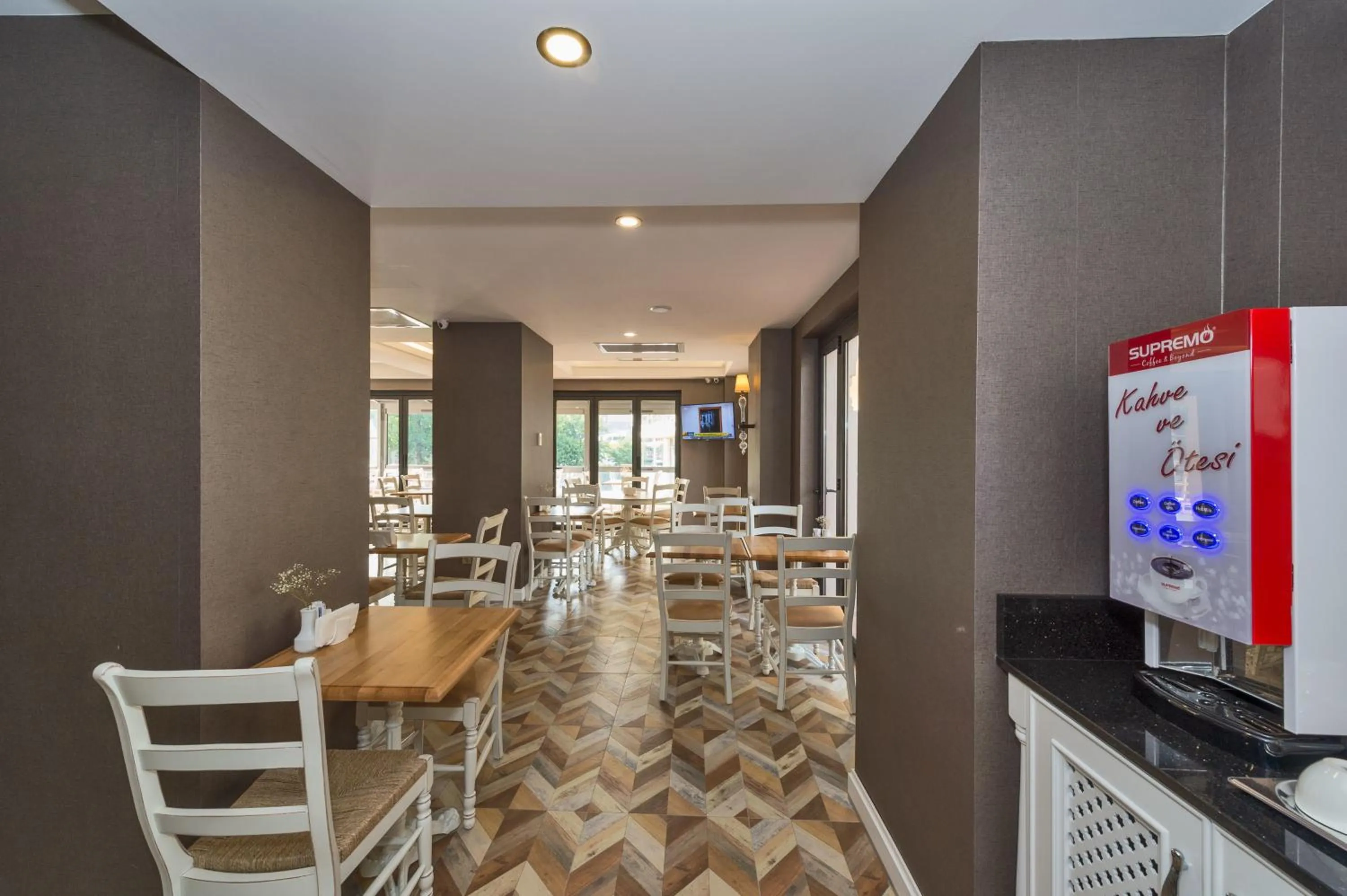 Restaurant/places to eat in Hanna Hotel