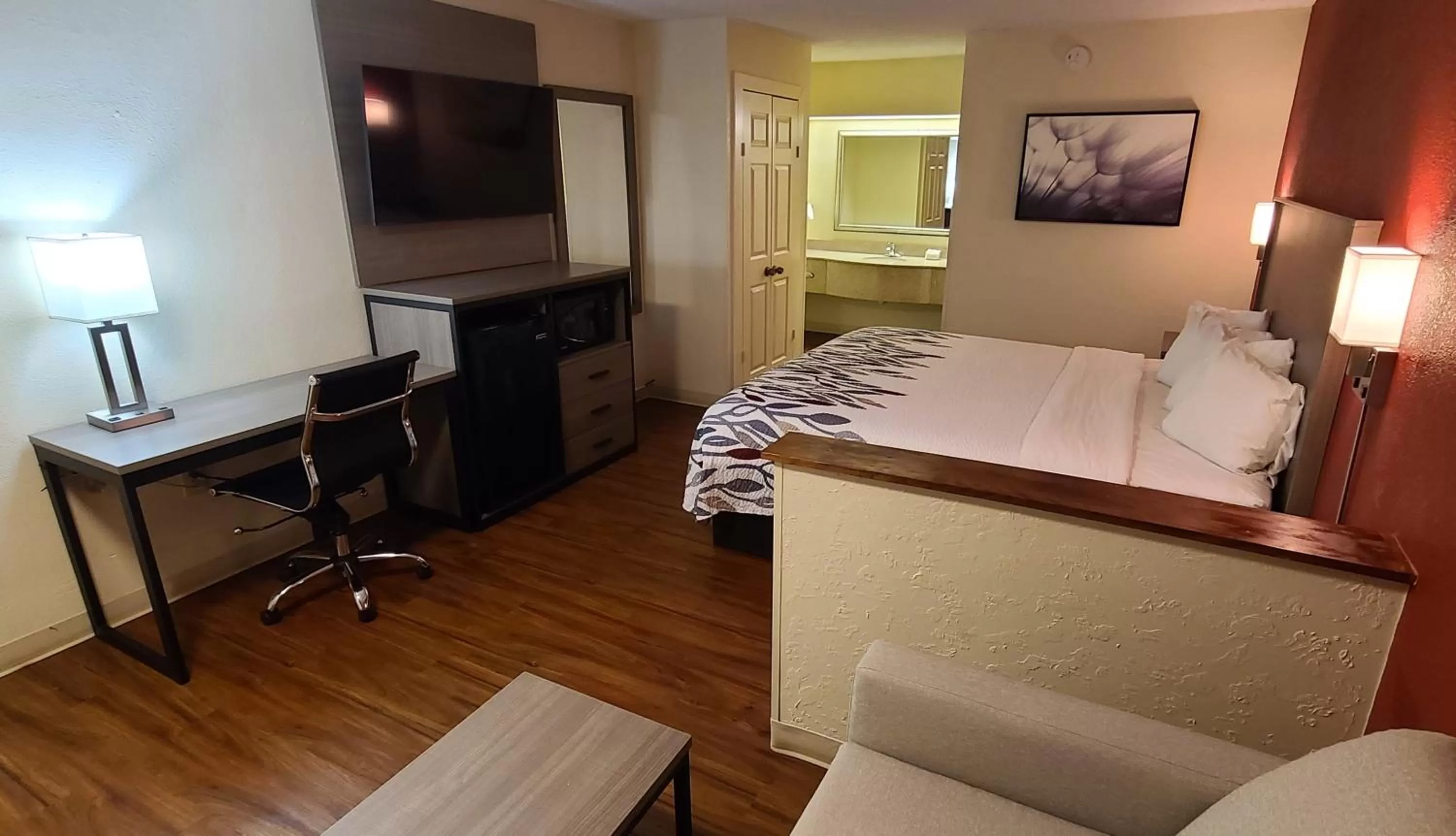 Bedroom, Bed in Red Roof Inn & Suites Cornelius - Lake Norman