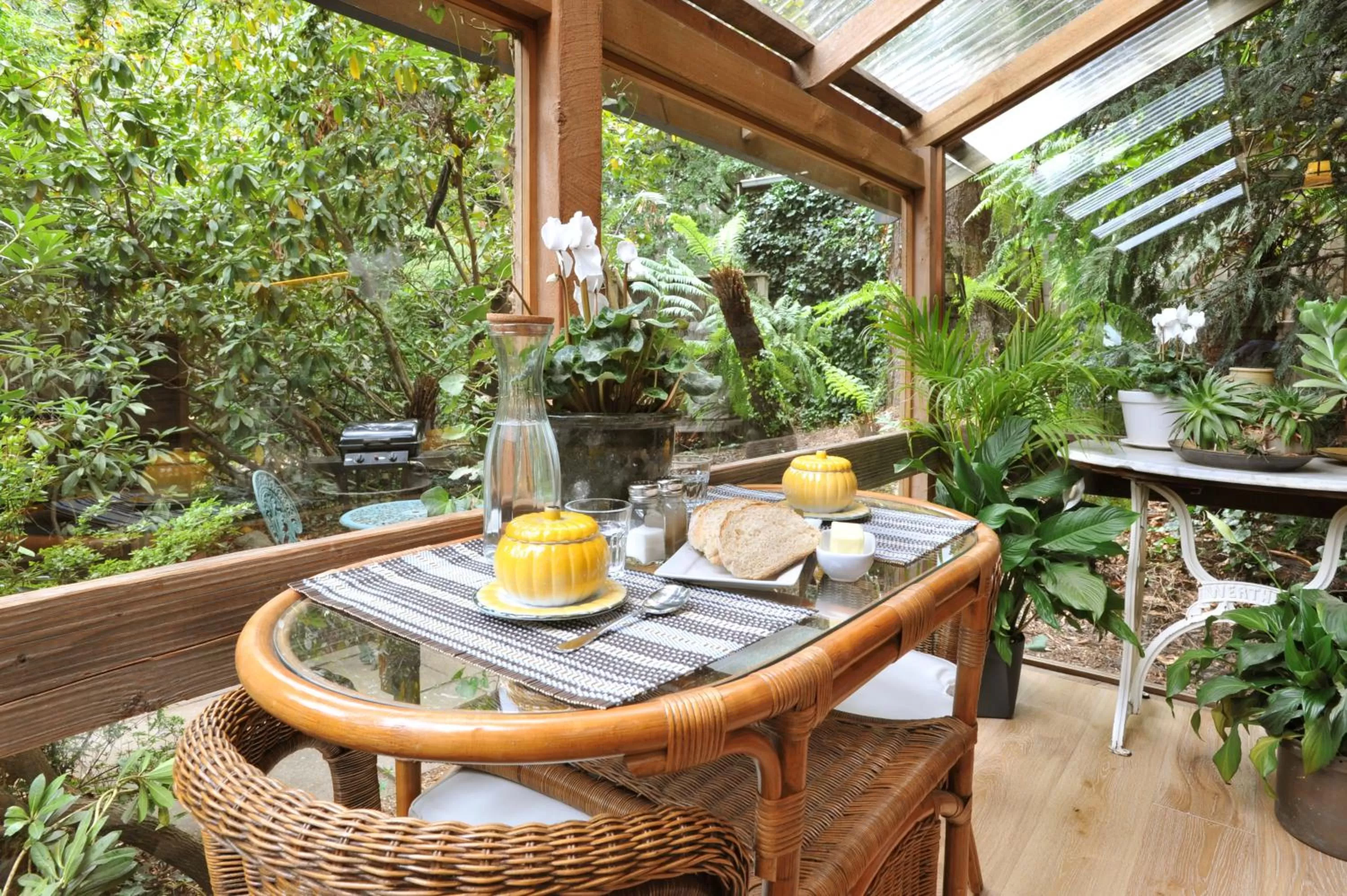Dining area in Arcadia Cottages
