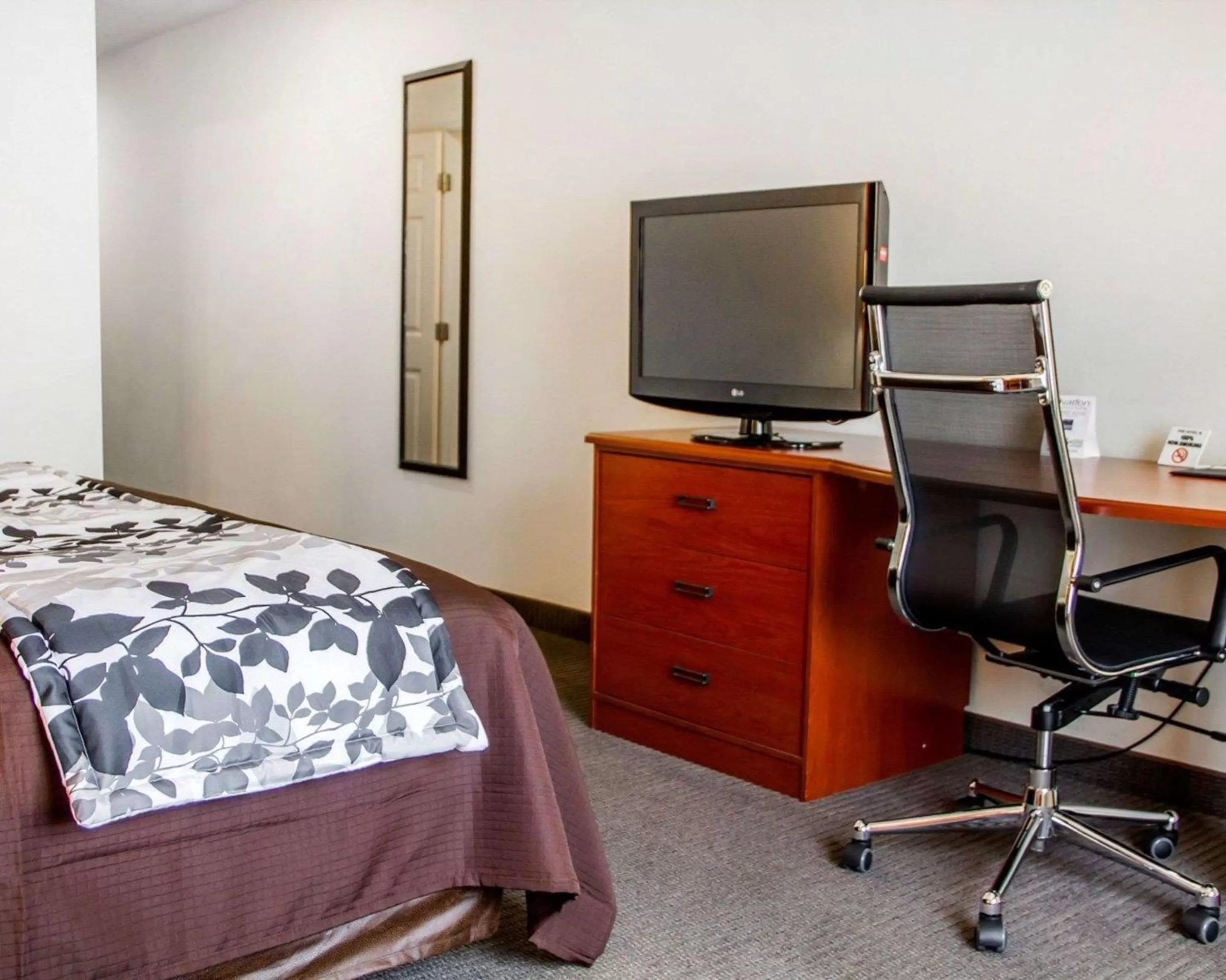 Photo of the whole room, Bed in Sleep Inn & Suites Oklahoma City Northwest