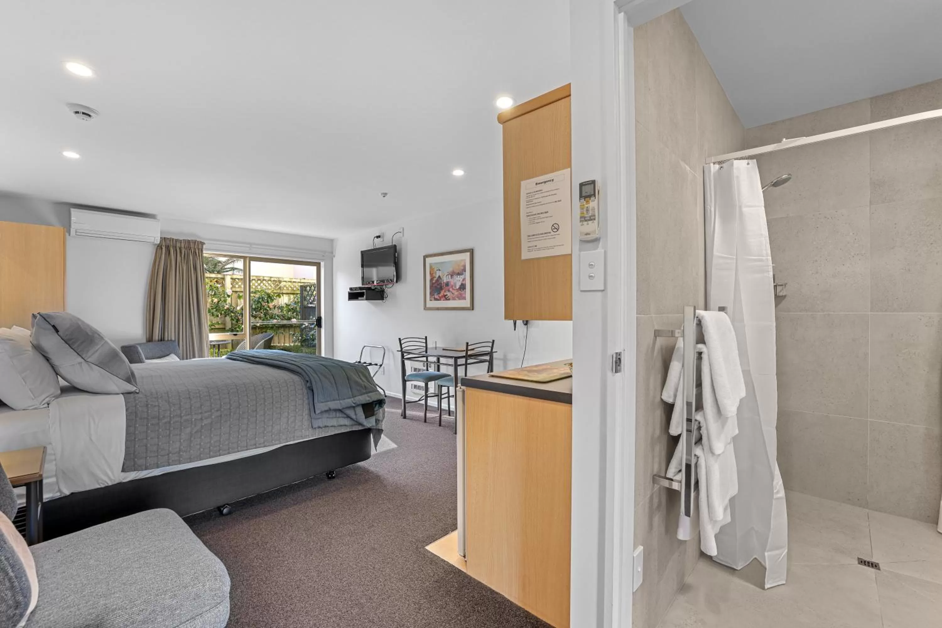 Bed in Lorenzo Motor Lodge