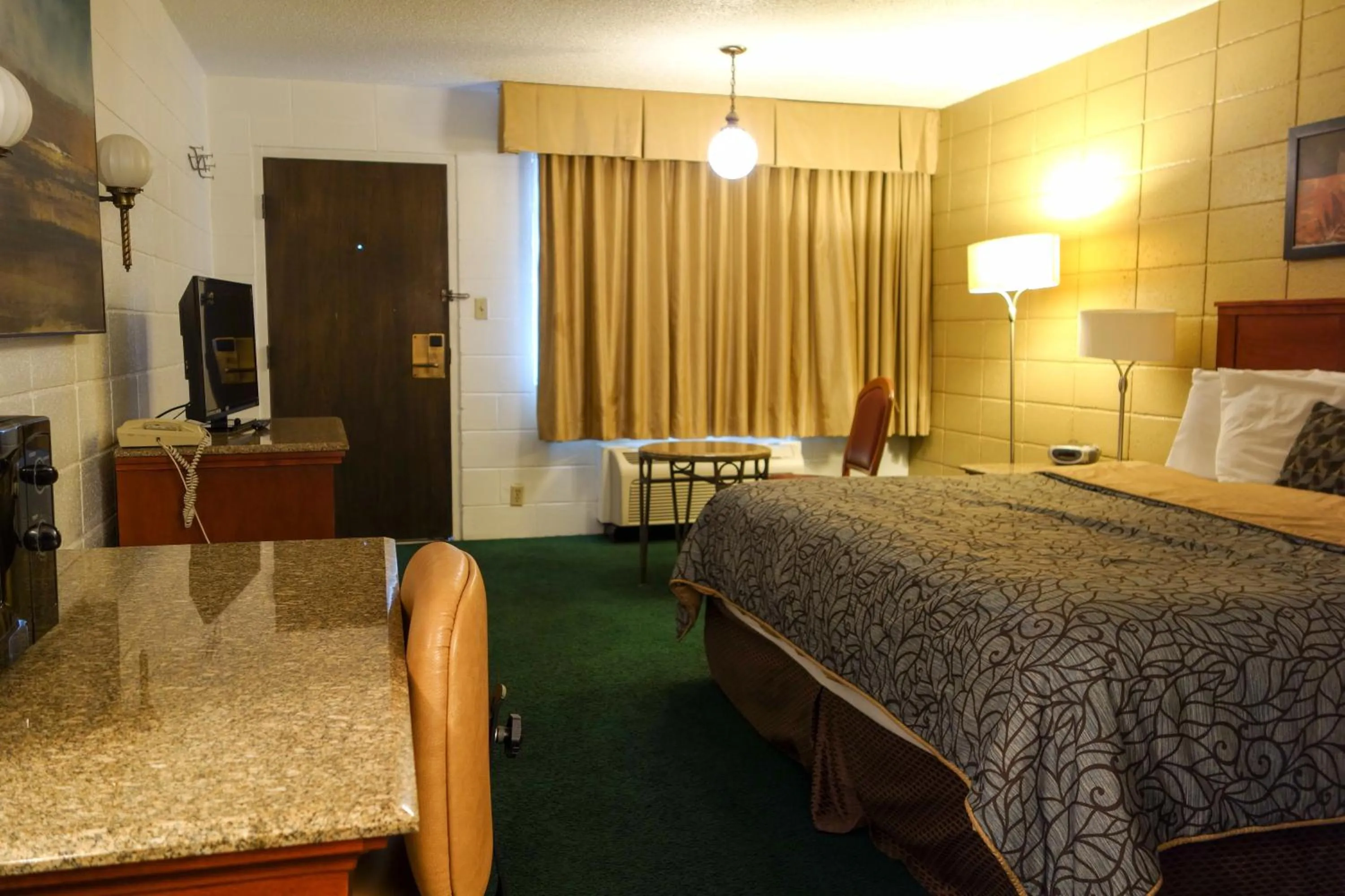 Photo of the whole room, Bed in Cabana Inn - Boise