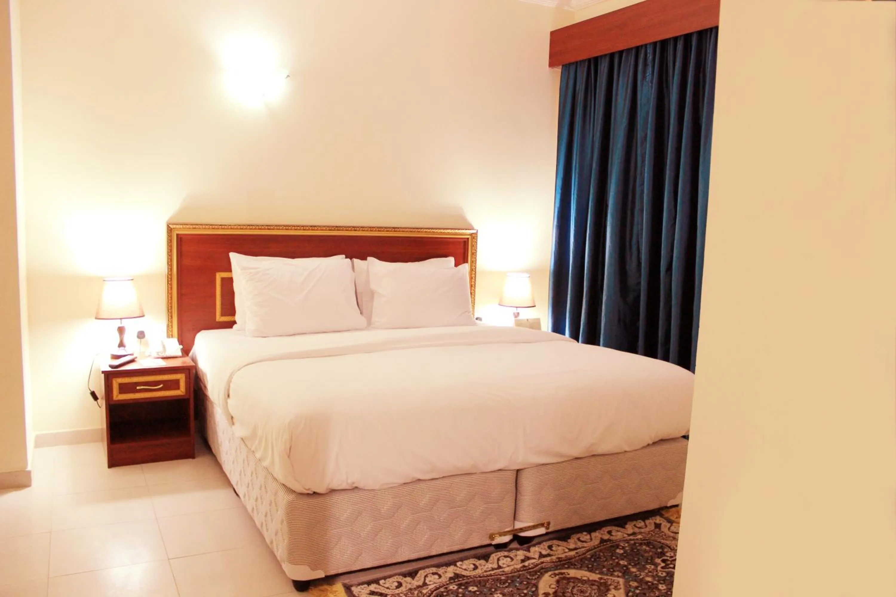 Bedroom, Bed in Montreal Naif Hotel