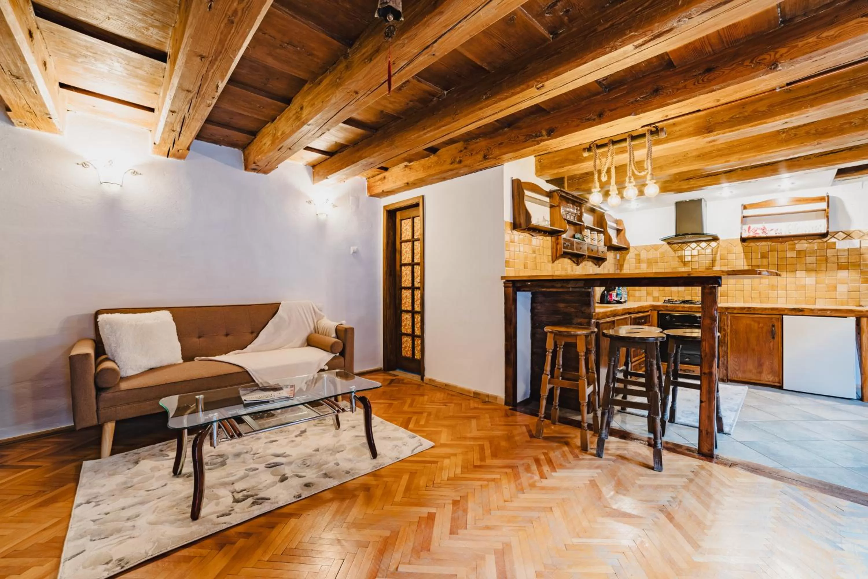 Kitchen or kitchenette in ALBERT RESIDENCE Brasov with complimentary parking and 10 percent Food and Drinks