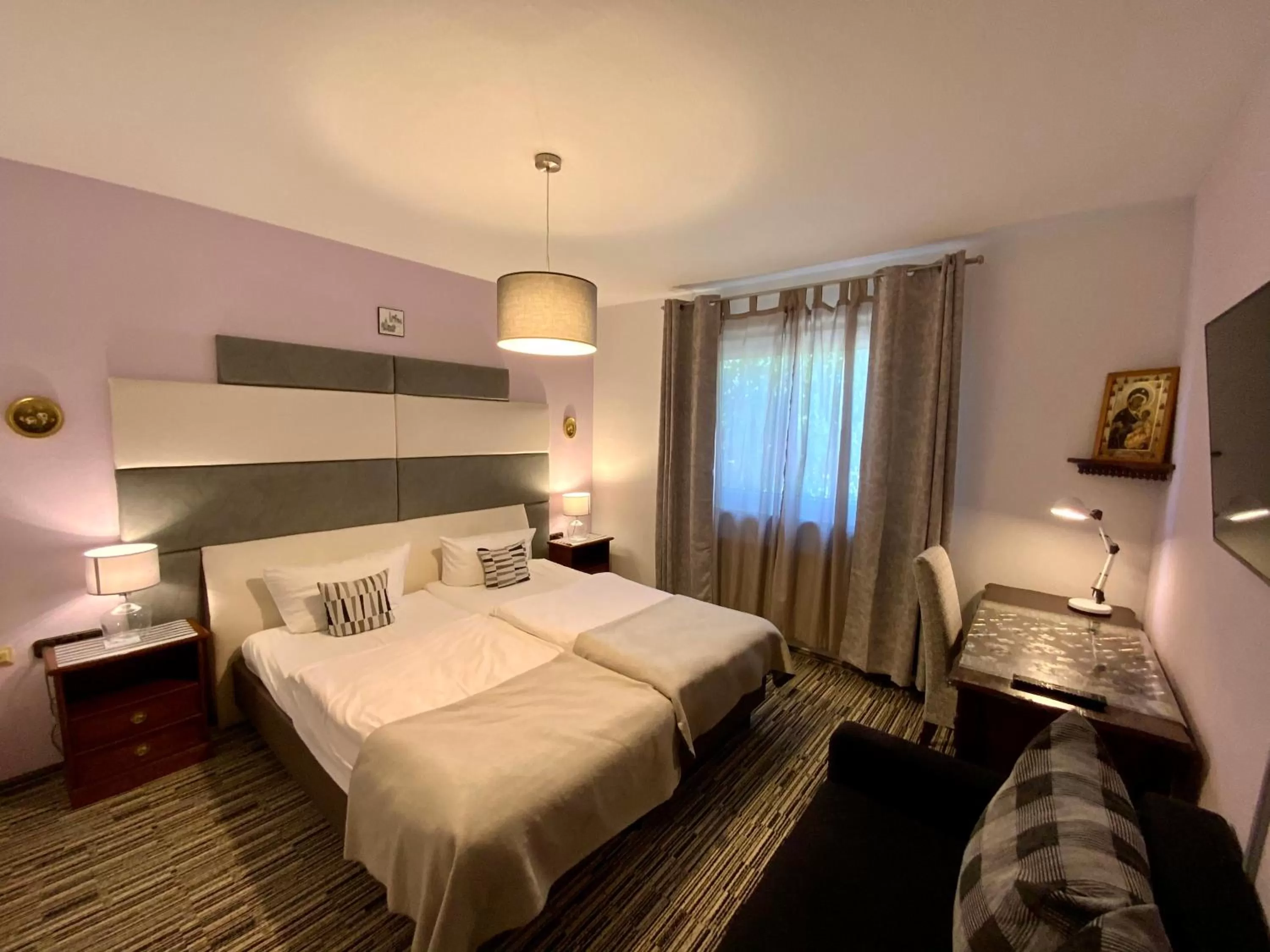 Bed in Hotel Attaché