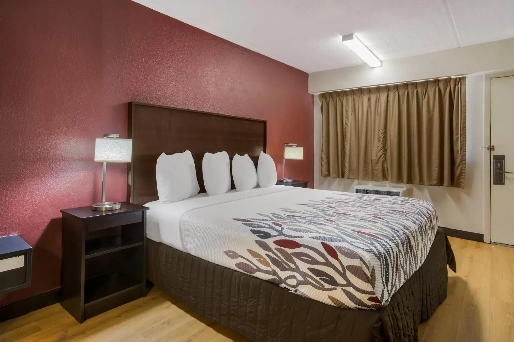 Photo of the whole room, Bed in Red Roof Inn Atlanta South - Morrow