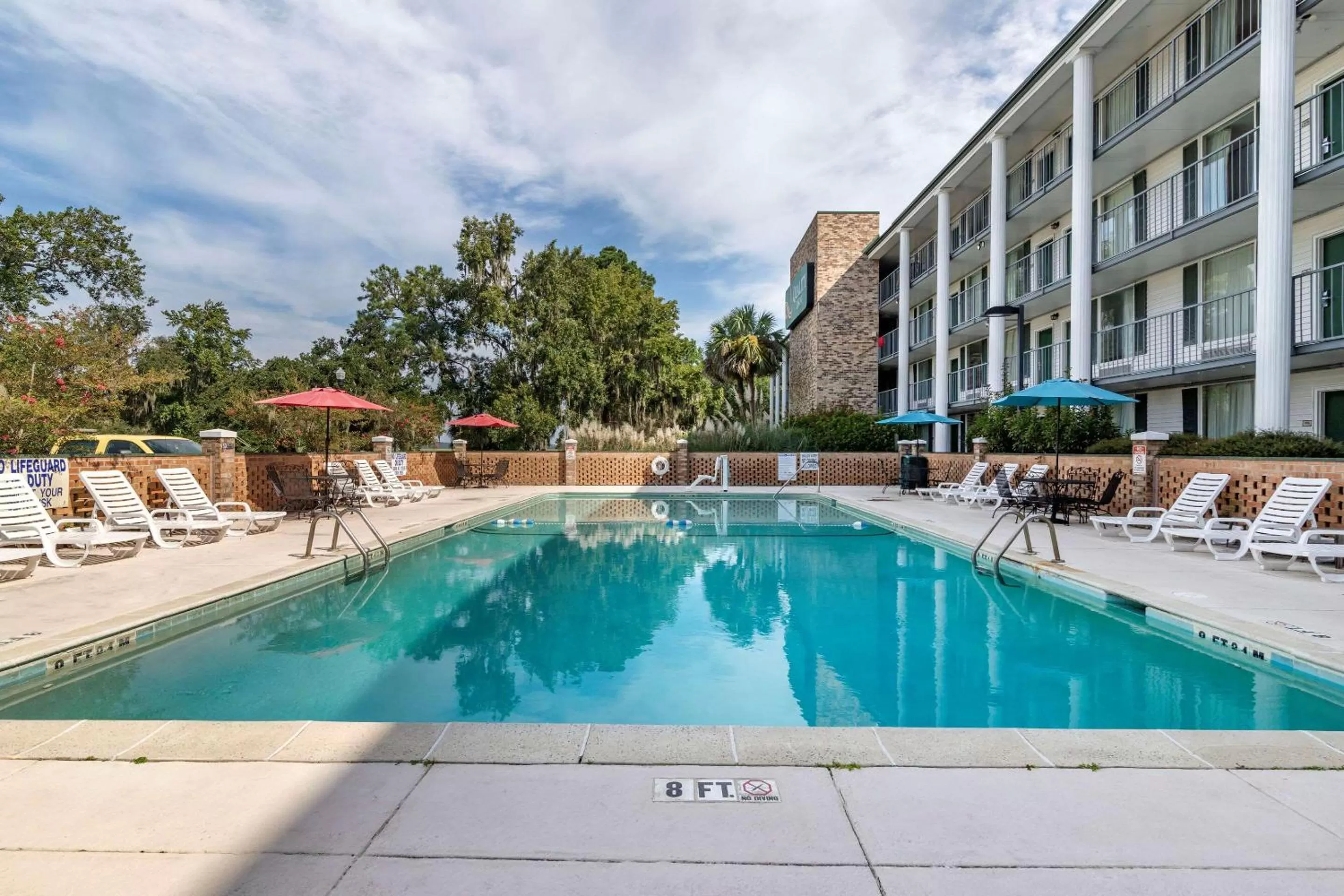 Swimming pool in Quality Inn At Town Center