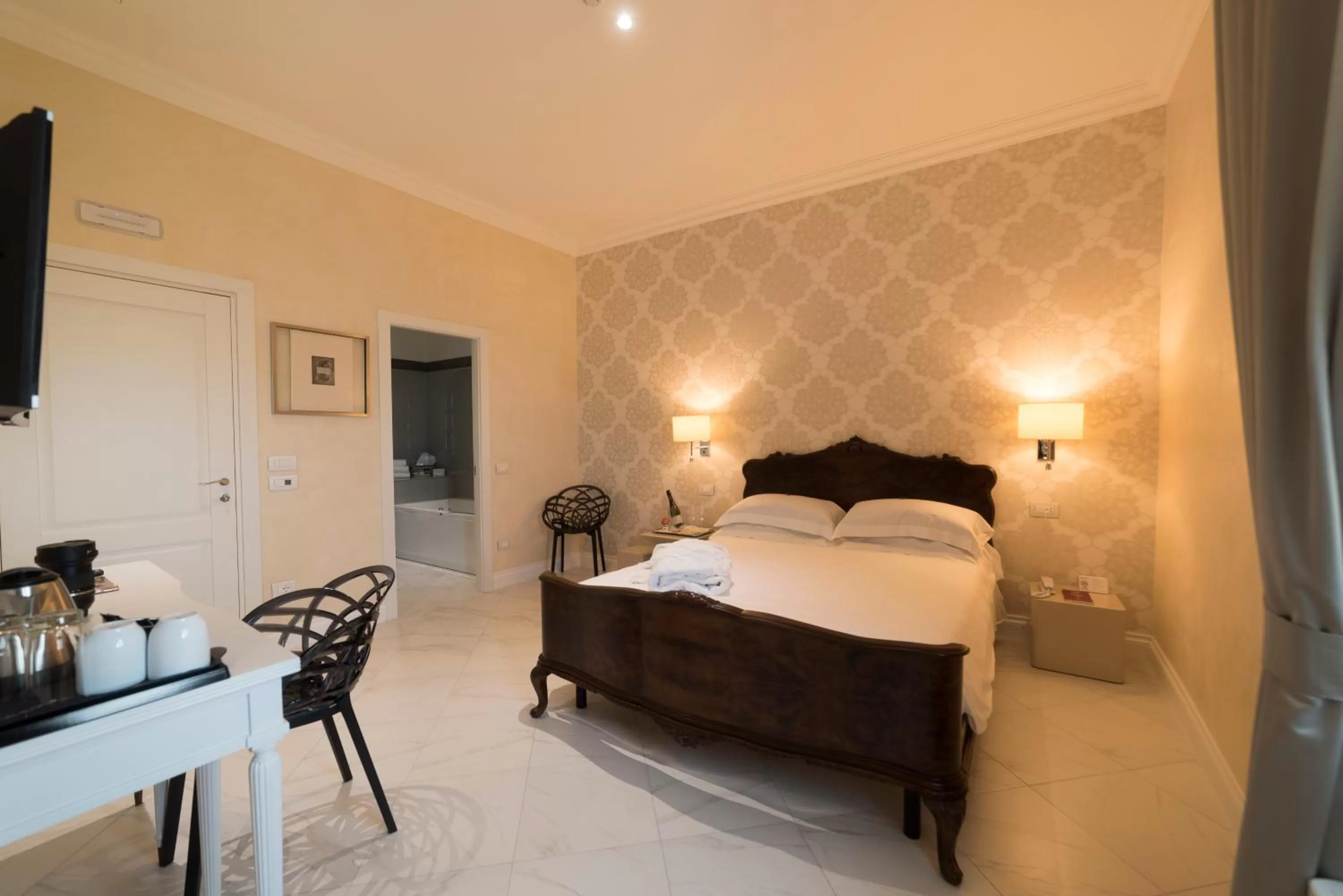 Photo of the whole room, Bed in Altavilla Boutique Hotel