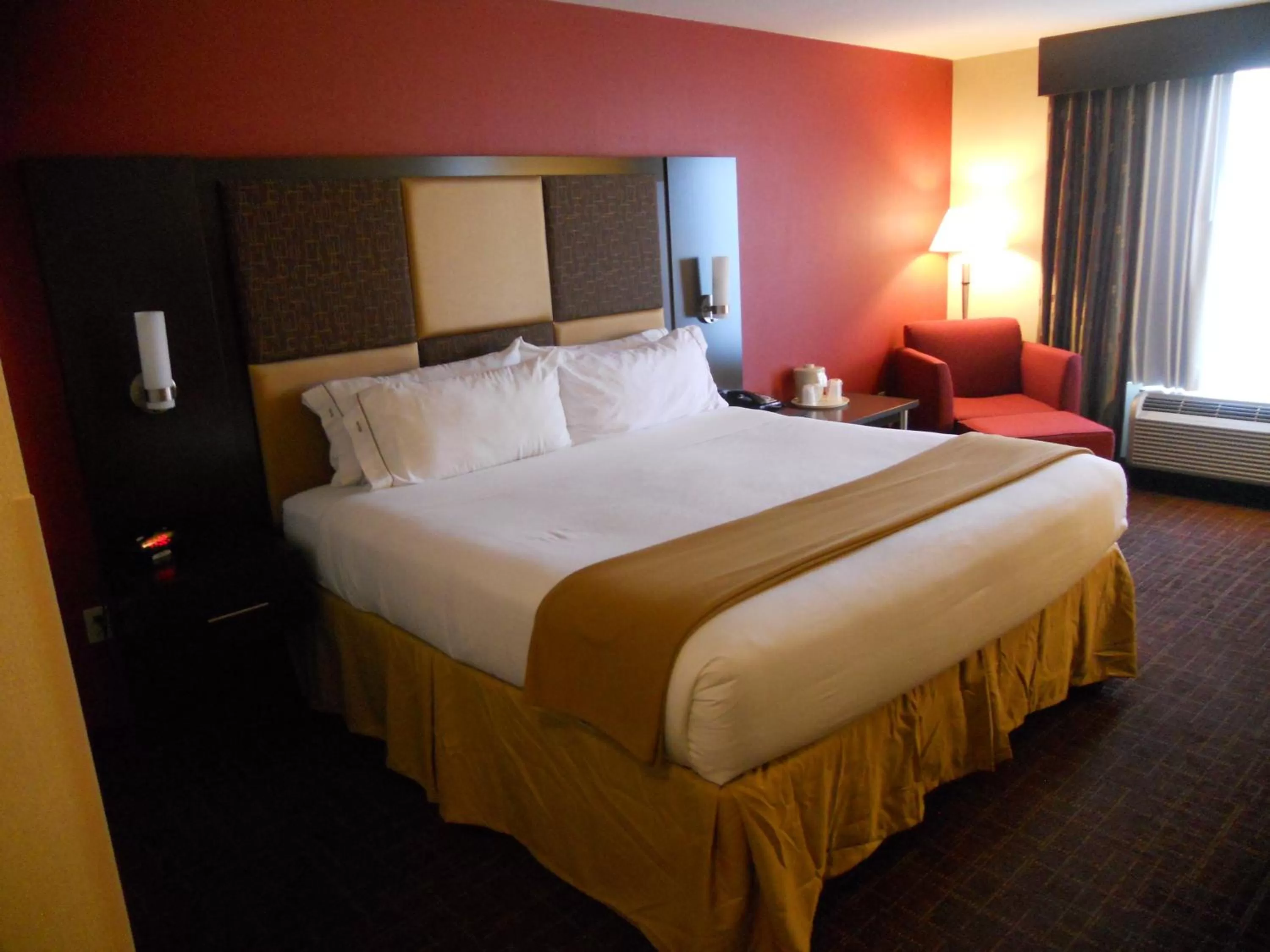 Photo of the whole room, Bed in Holiday Inn Express Greensburg by IHG