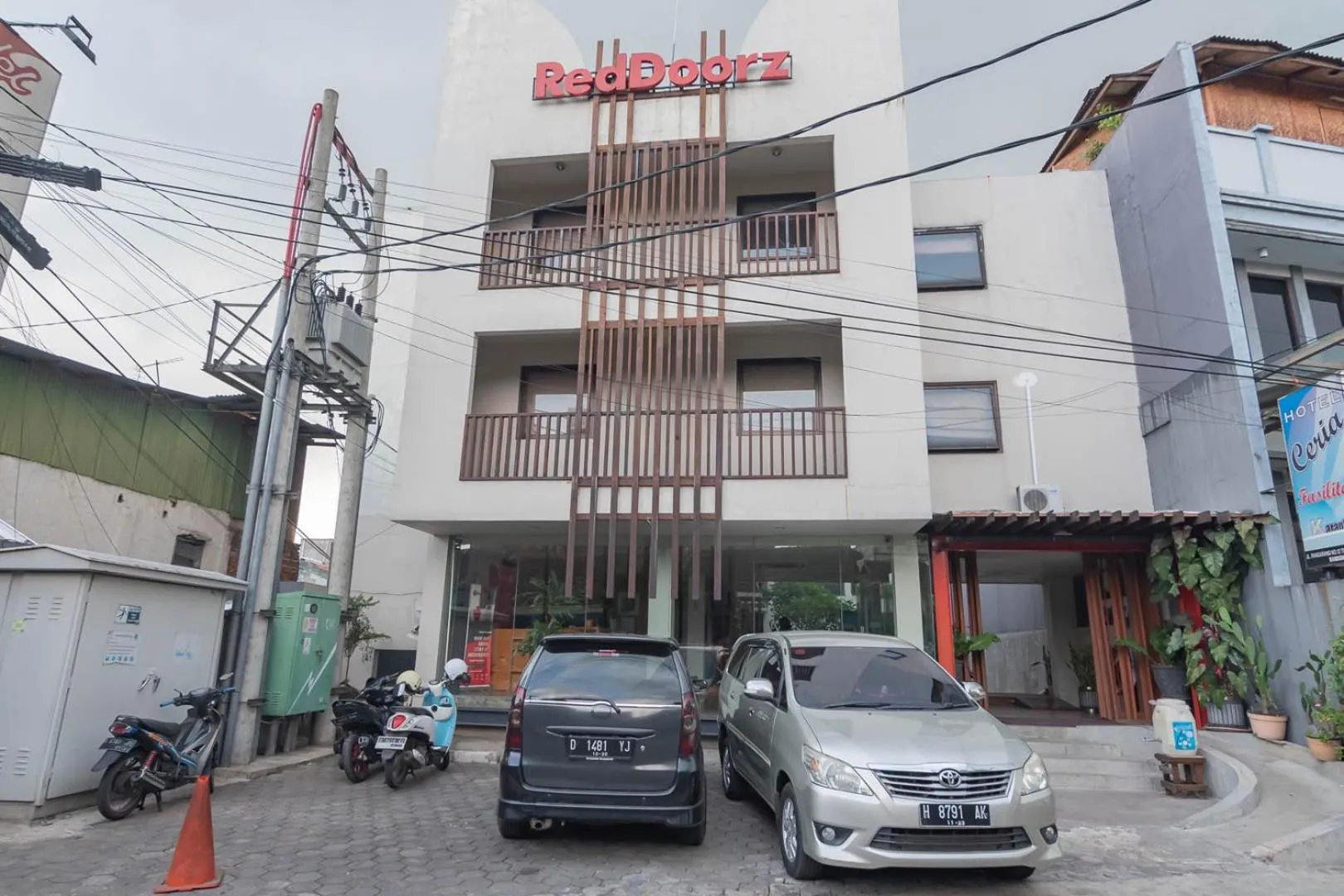 Property building in RedDoorz Plus near Asia Afrika 3