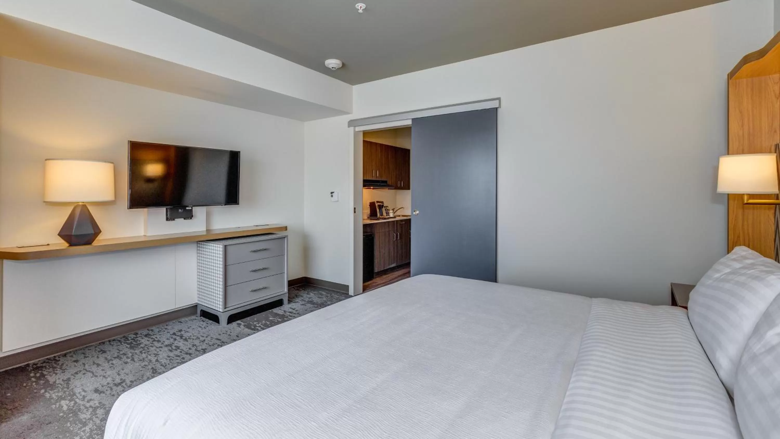 Bed in Holiday Inn & Suites Bellingham by IHG