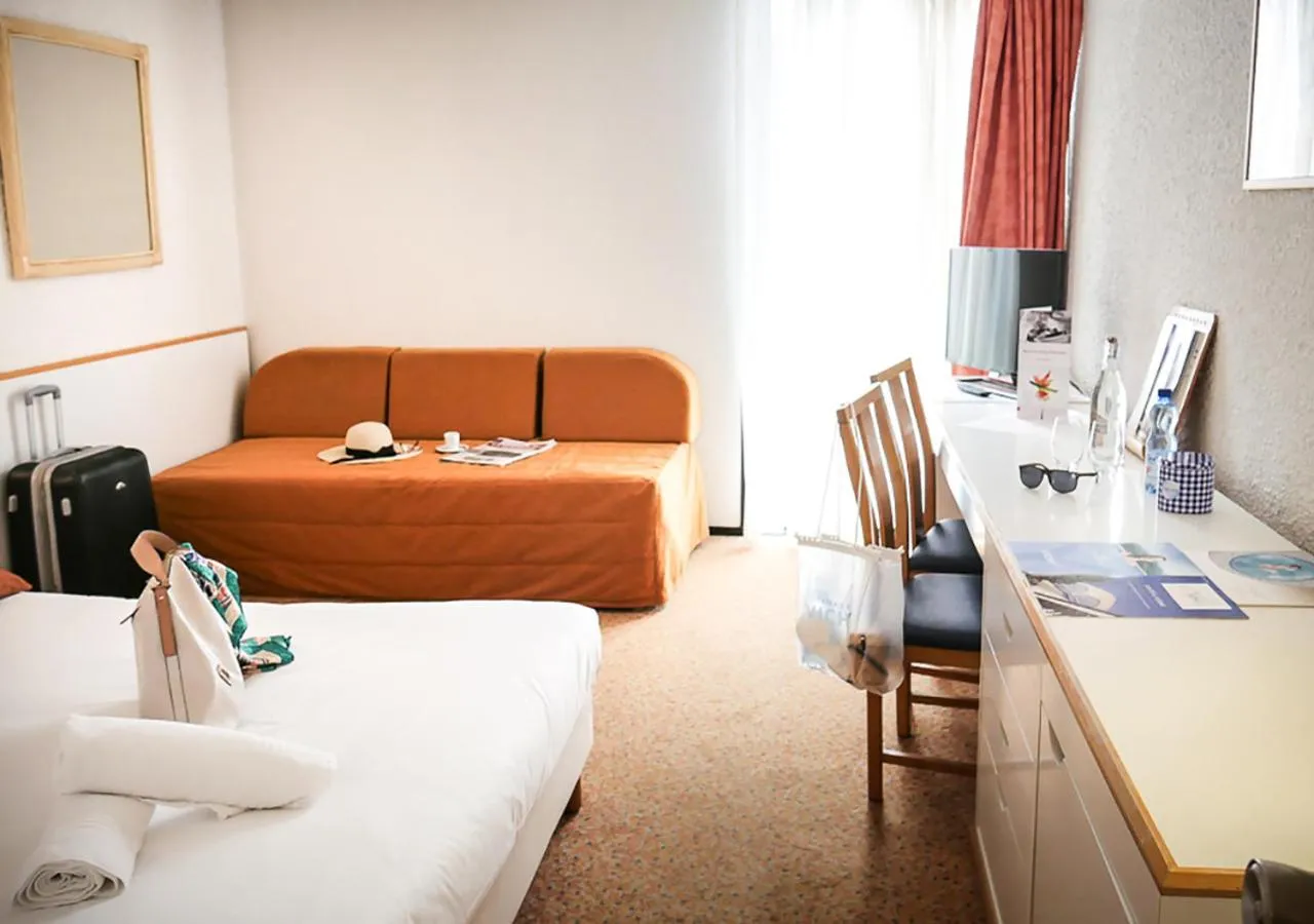 Bedroom in Hôtel des Thermes Les Dômes