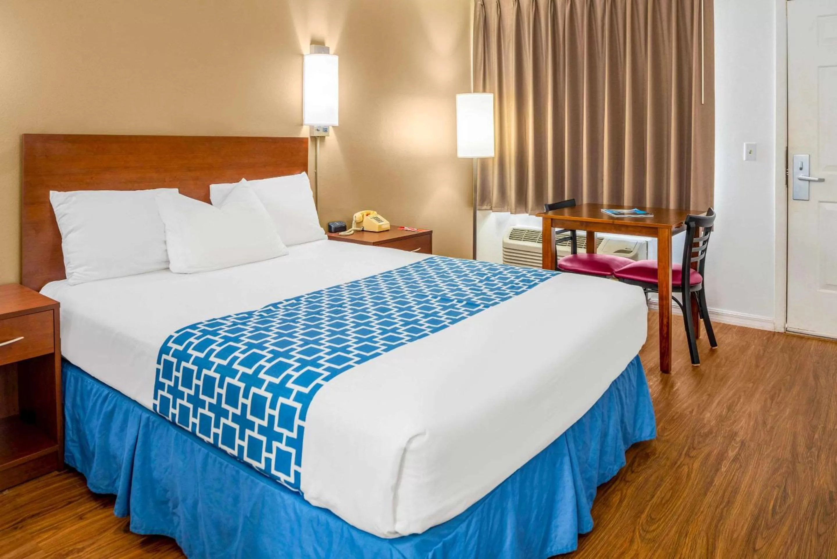 Photo of the whole room, Bed in Econo Lodge