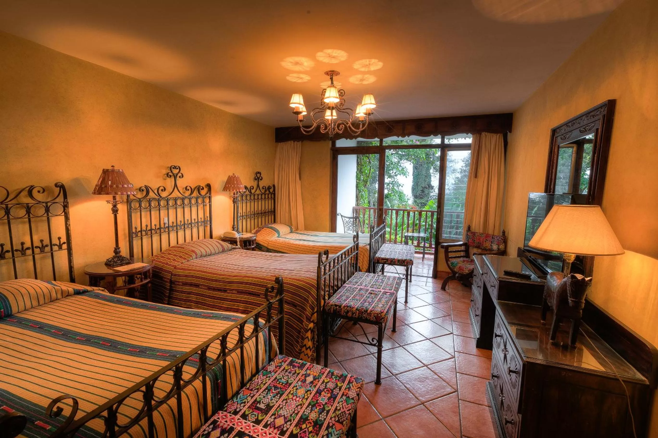 Photo of the whole room, Bed in Hotel Atitlan