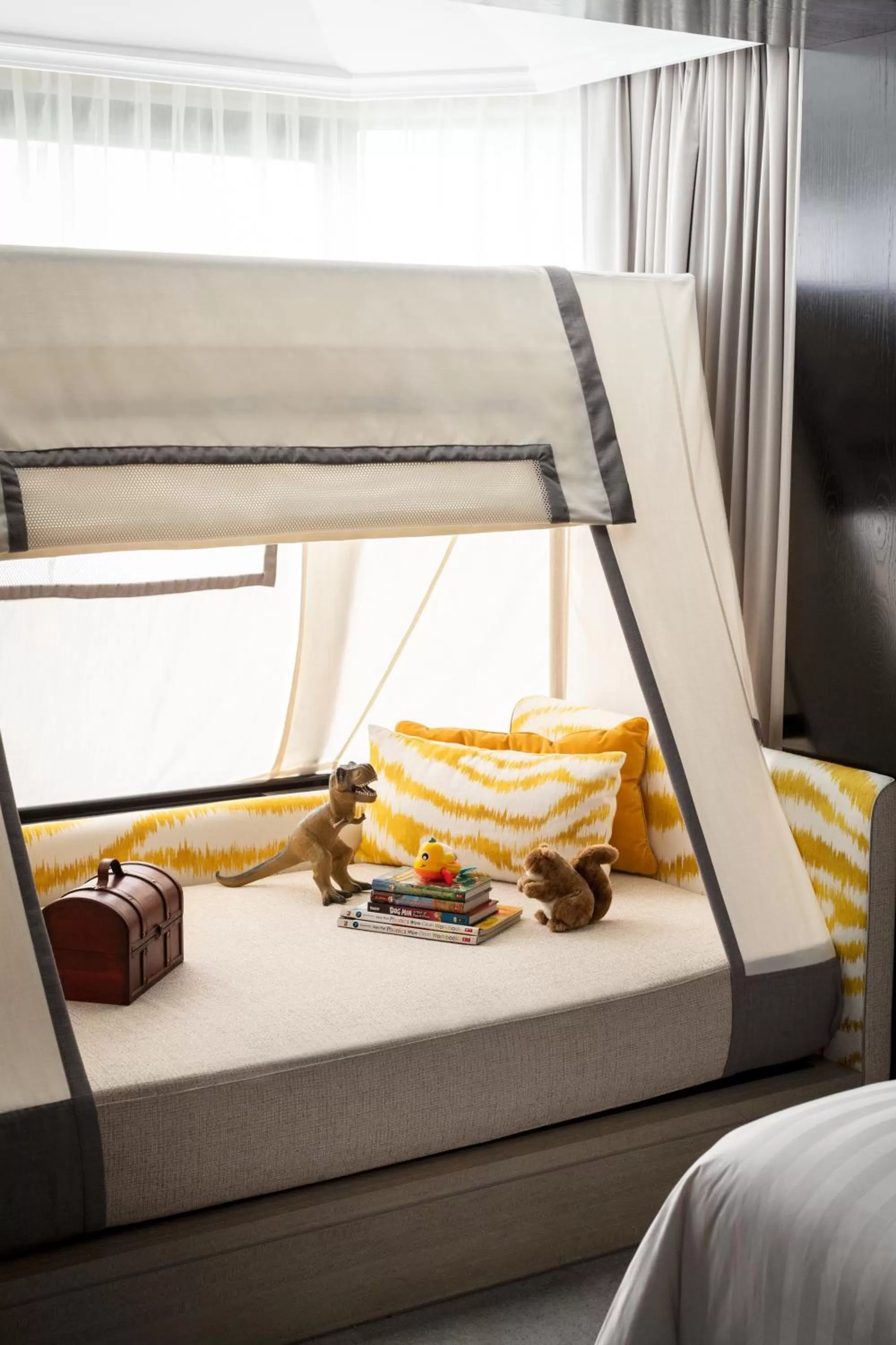 Bed in Shangri-La Singapore