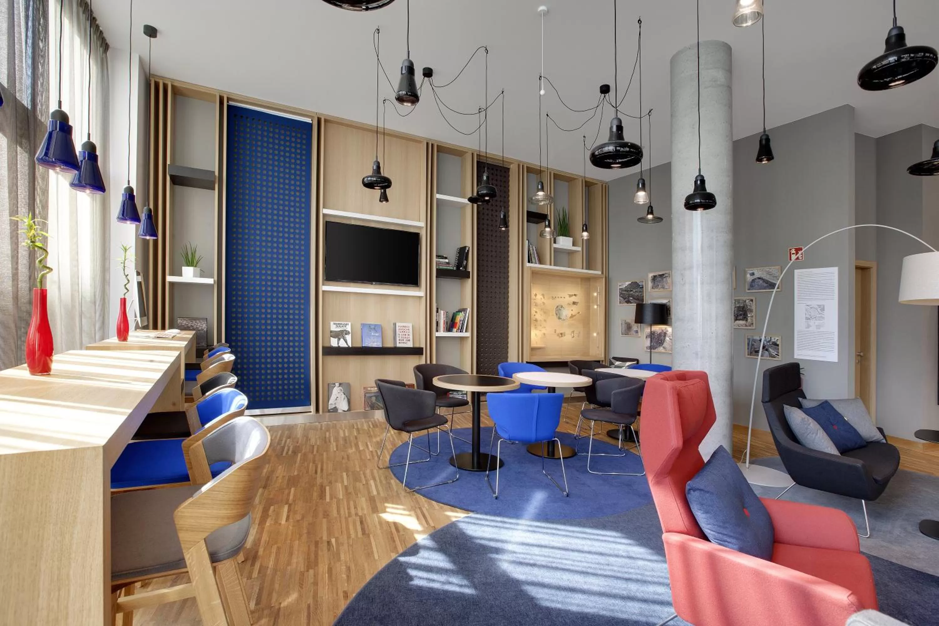 Communal lounge/ TV room in Holiday Inn Express - Berlin - Alexanderplatz by IHG