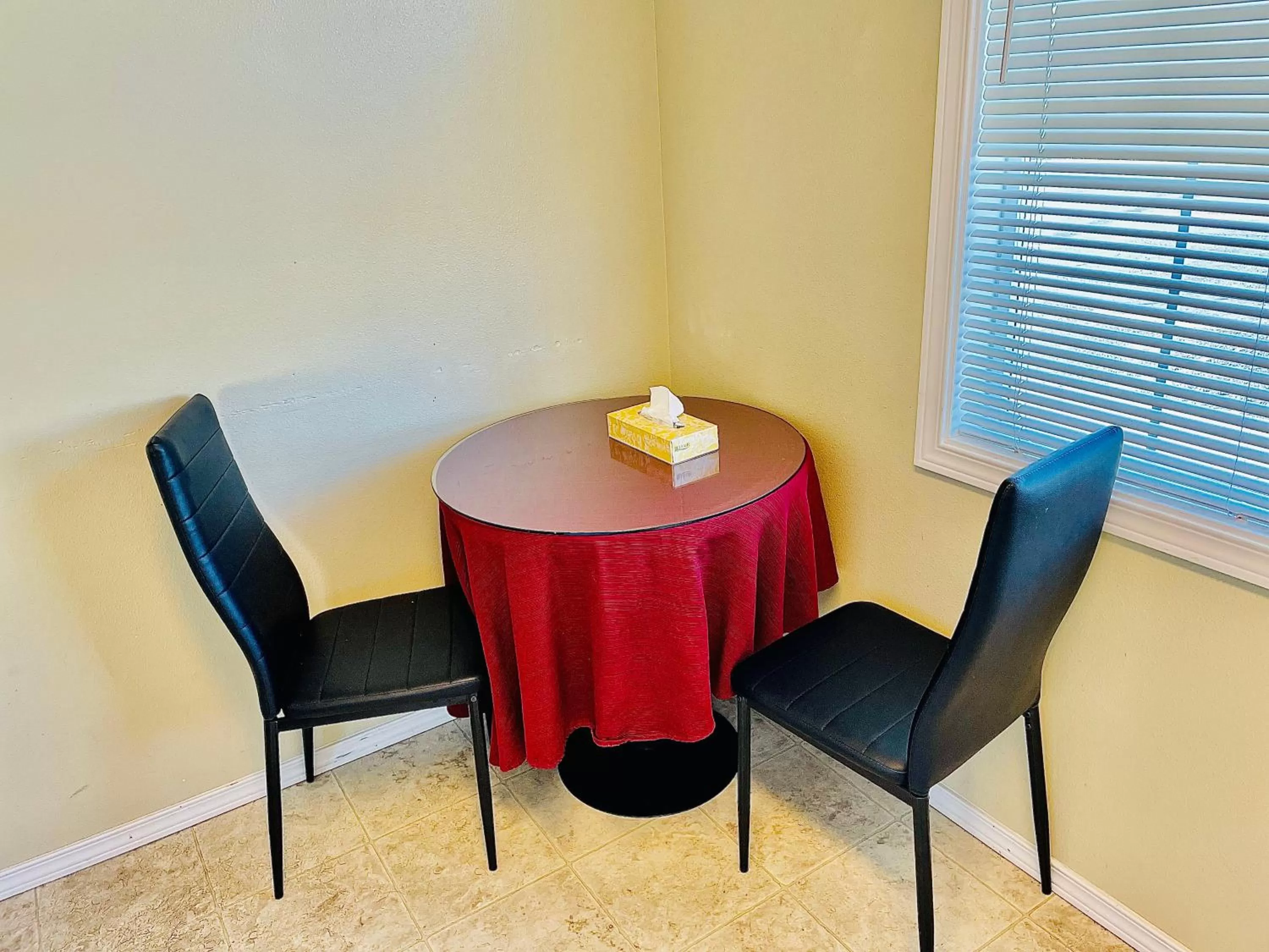 Kitchen or kitchenette in Sage N Sand Motel