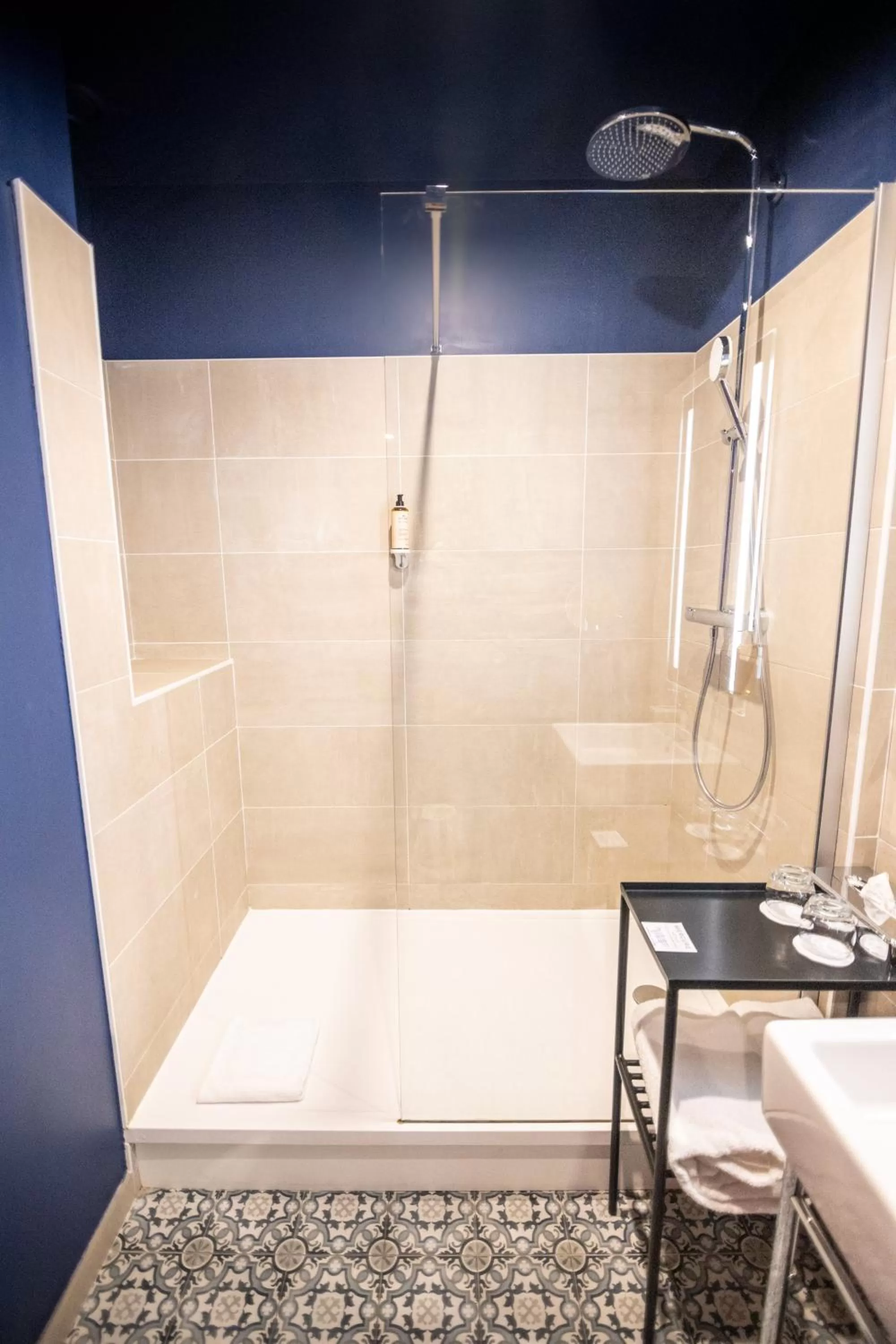 Shower in Hôtel Mercure Rochefort La Corderie Royale