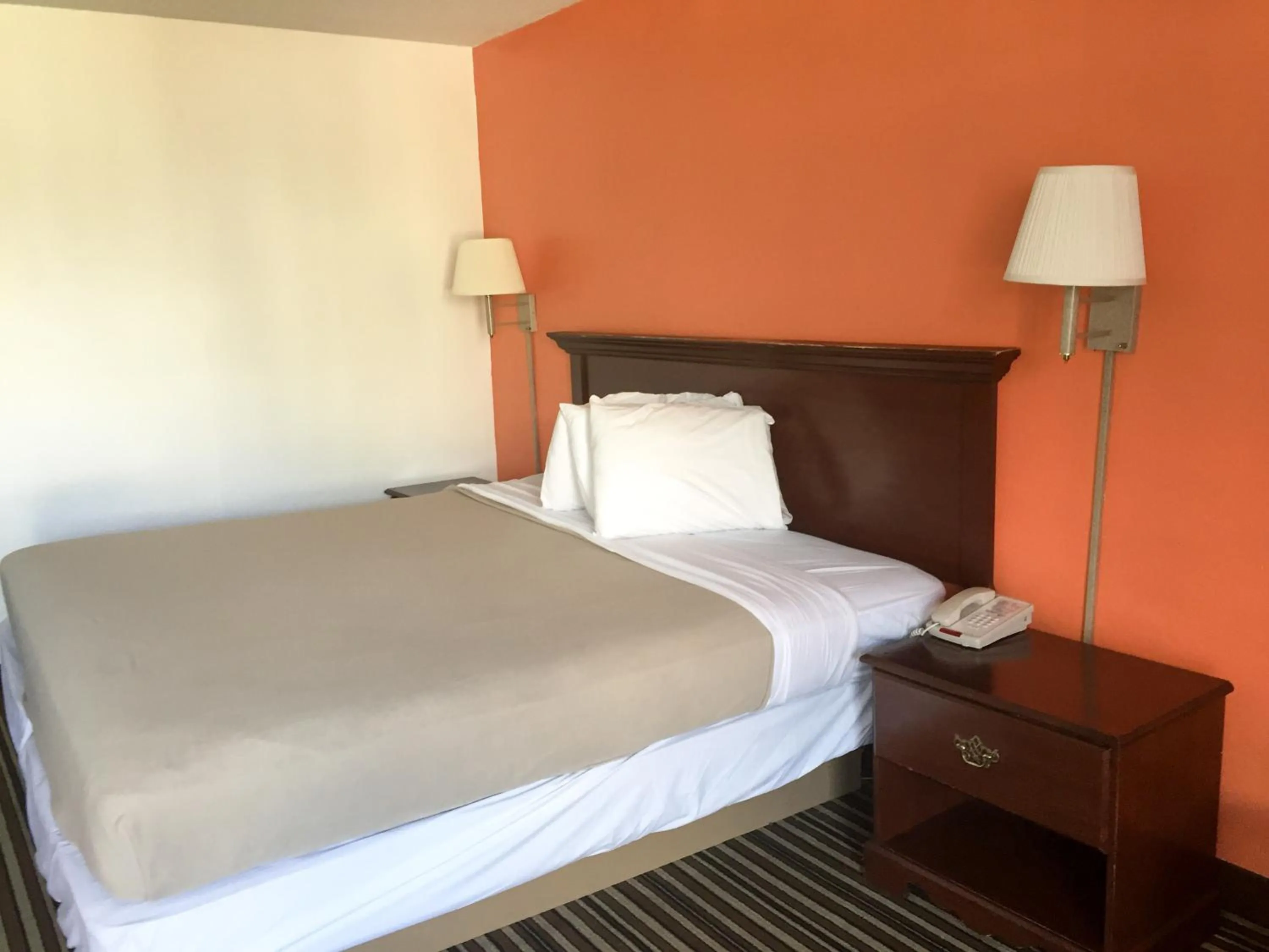 Bedroom, Bed in Econo Lodge