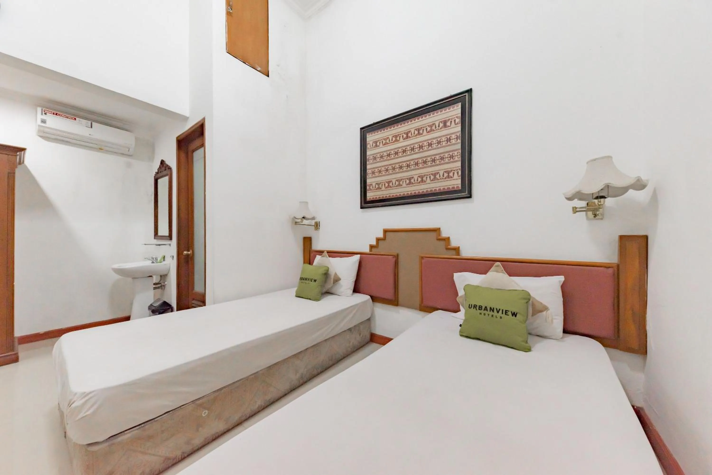 Deluxe Twin Room in Urbanview De Ethnic Hotel Bandung by RedDoorz