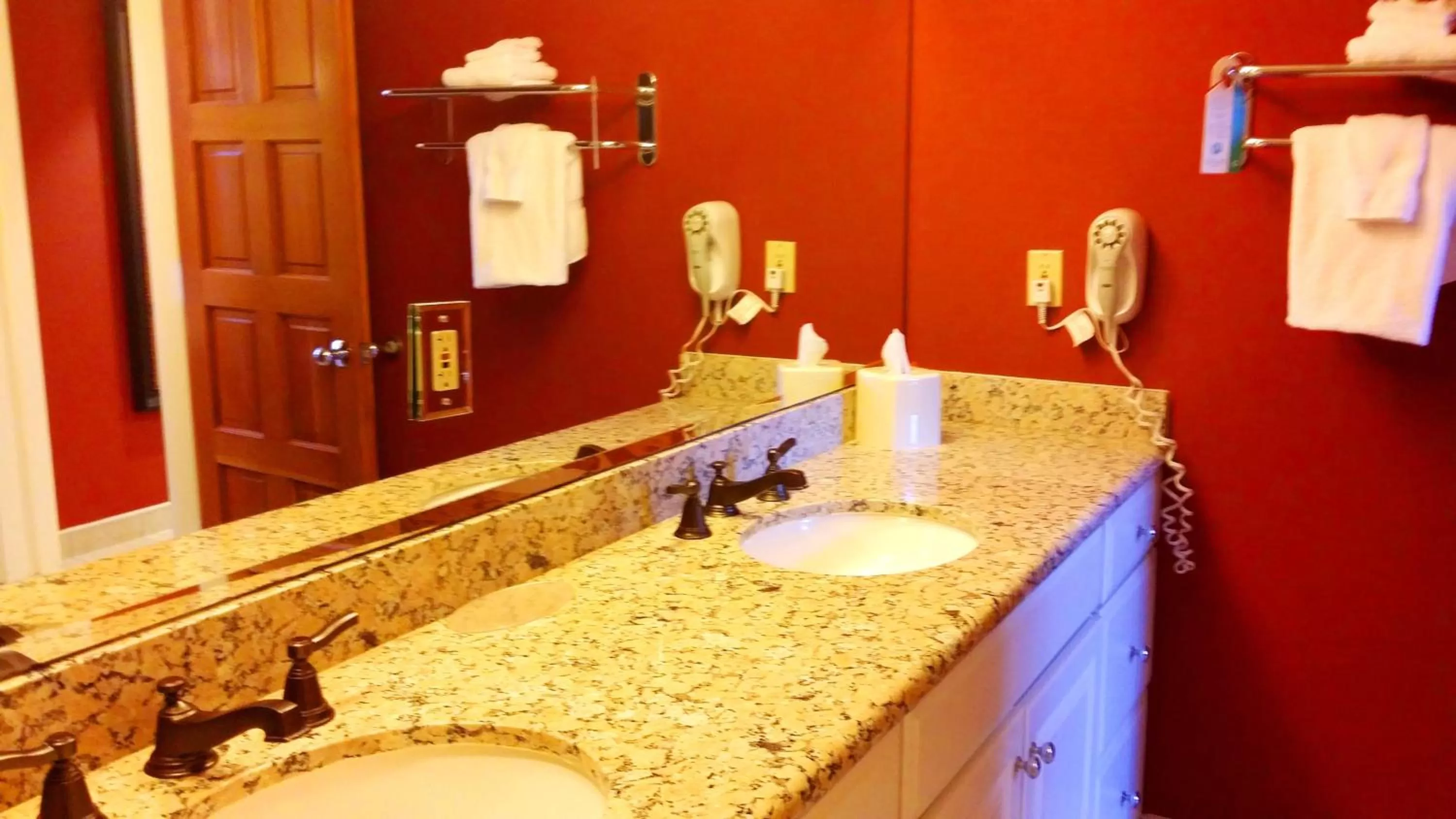 Bathroom in Howard Johnson by Wyndham Anaheim Hotel & Water Playground