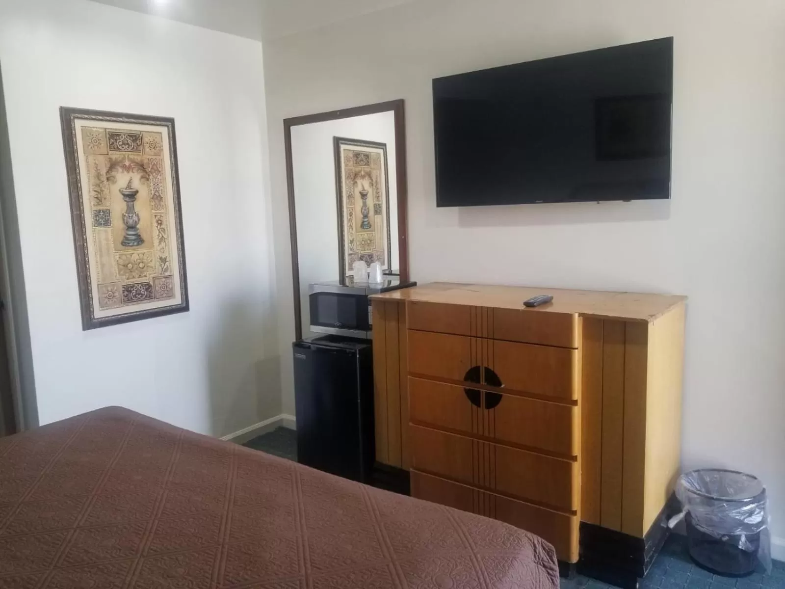 TV/Entertainment Center in Palm Motel