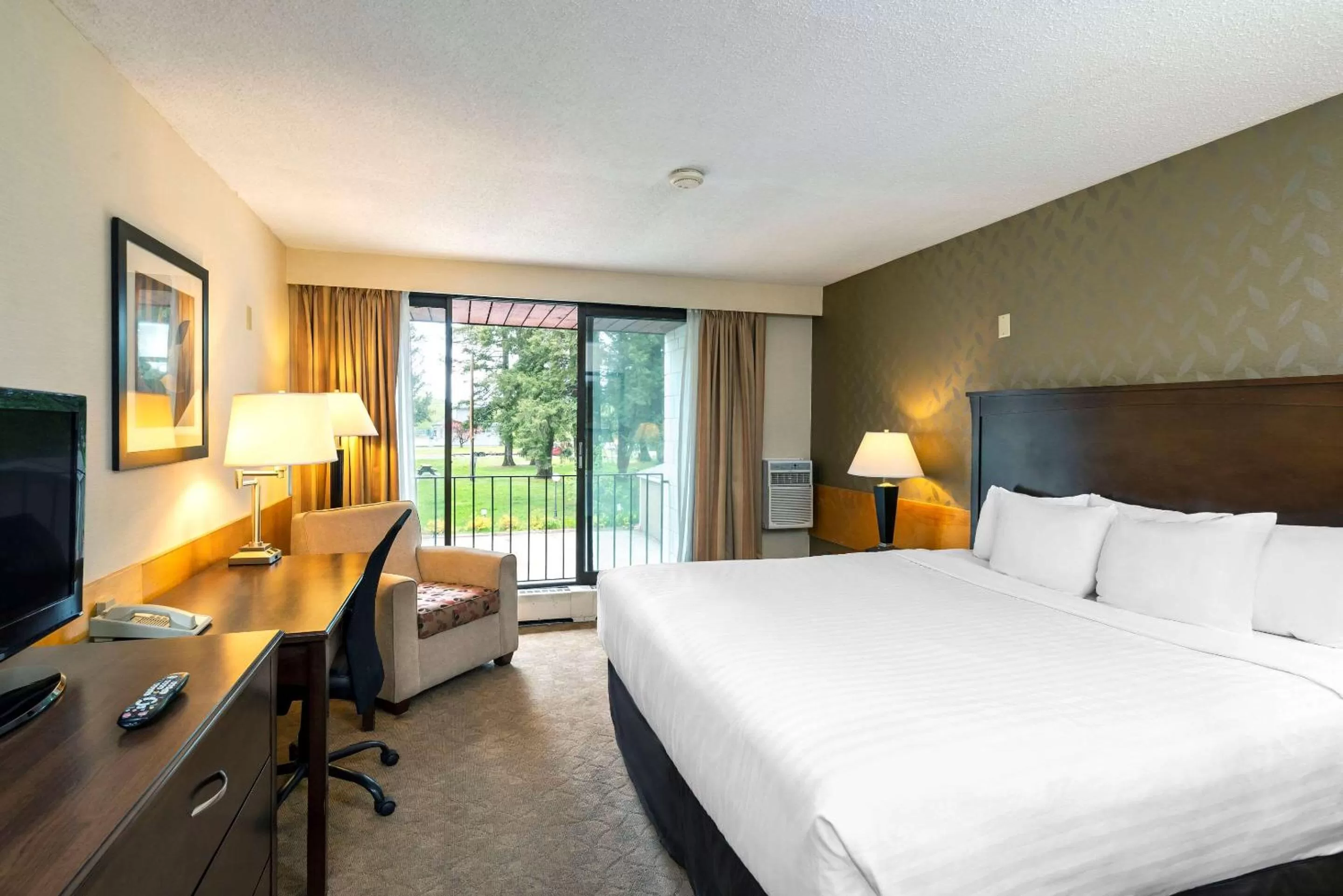 Bedroom, Bed in Prestige Riverside Lodge Quesnel