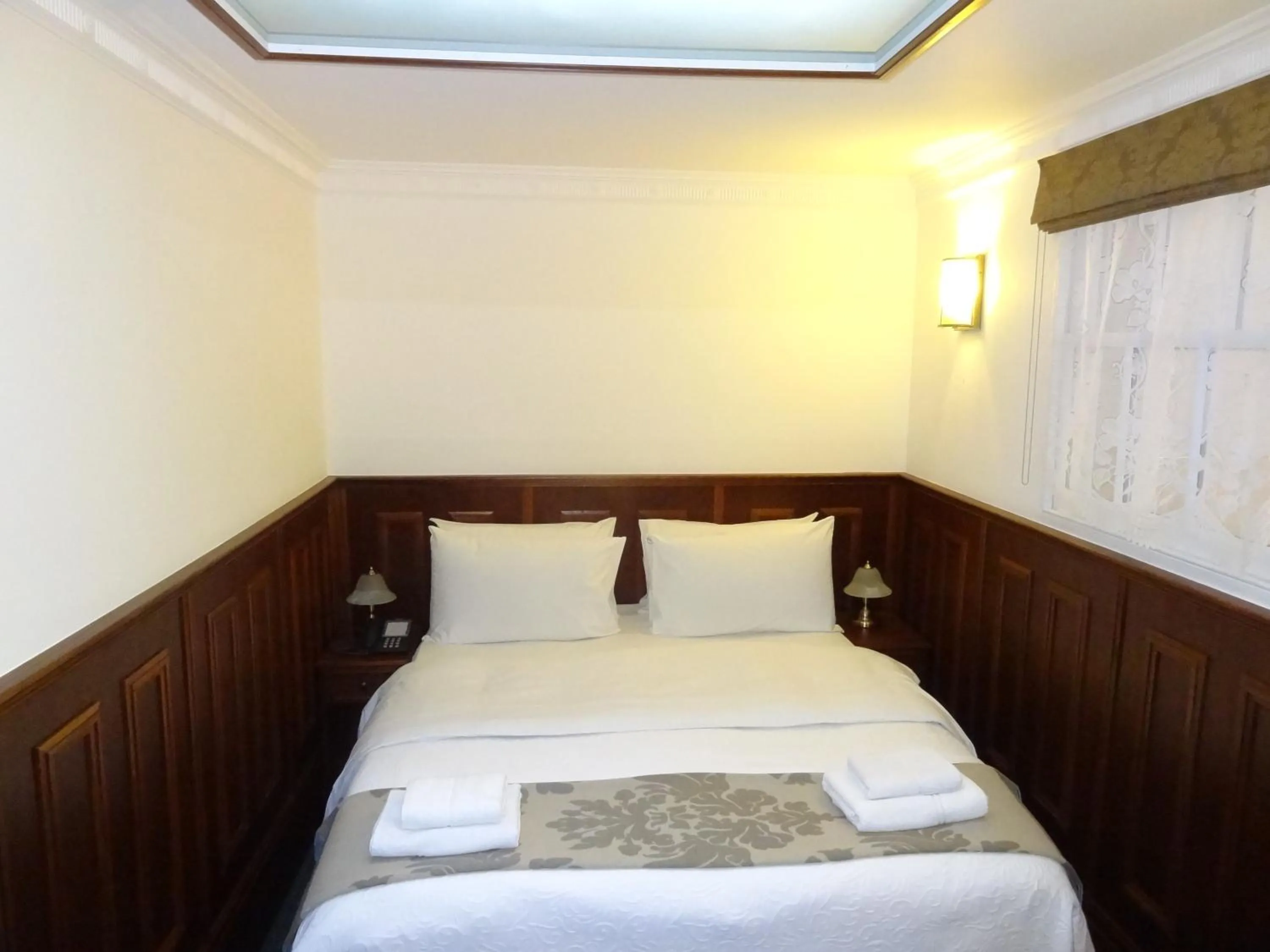 Bed in Regency House Hotel