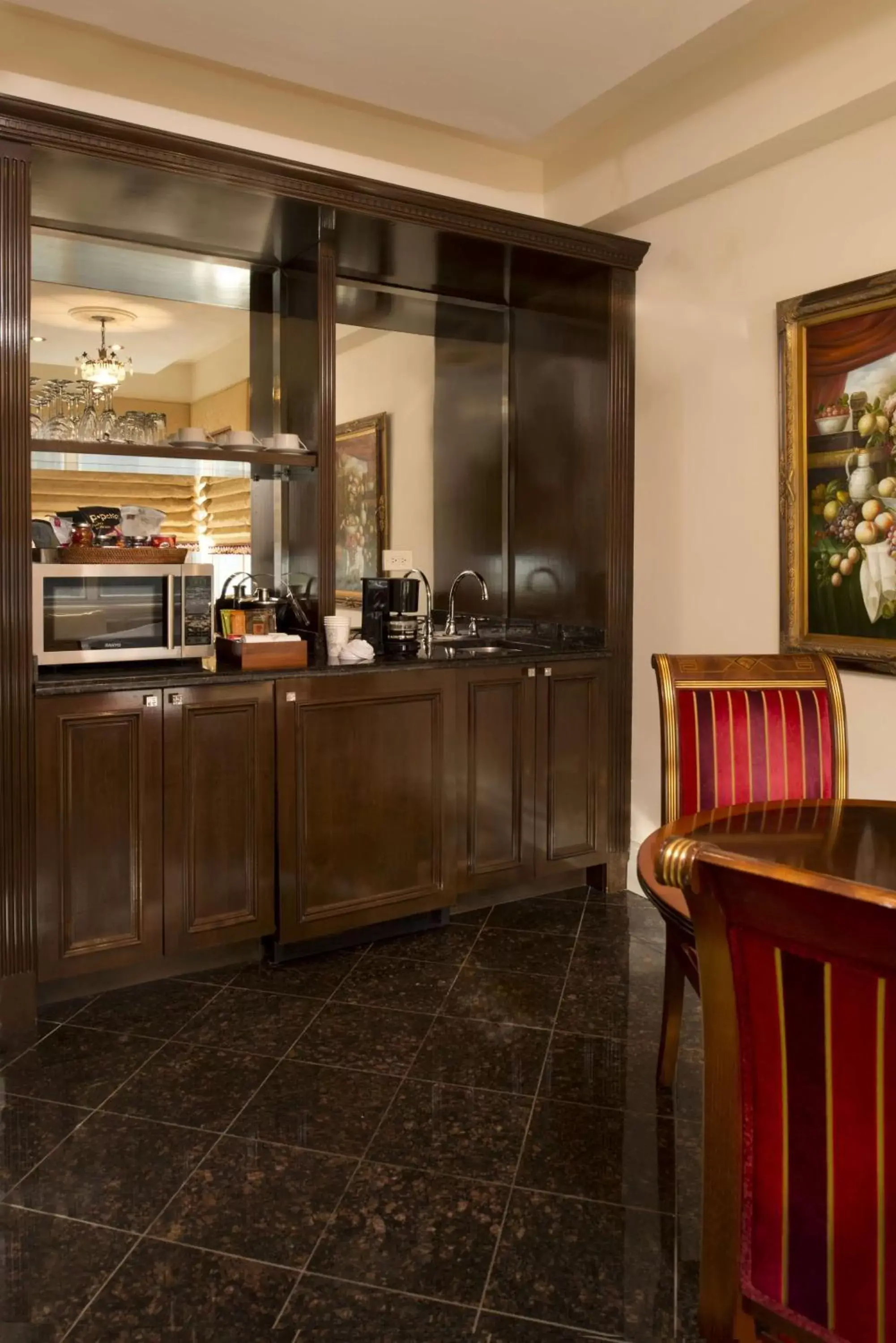 Luxury One-Bedroom Suite with Two Bathrooms in The Kimberly Hotel Luxury One-Bedroom Suite with Two Bathrooms in The Kimberly Hotel