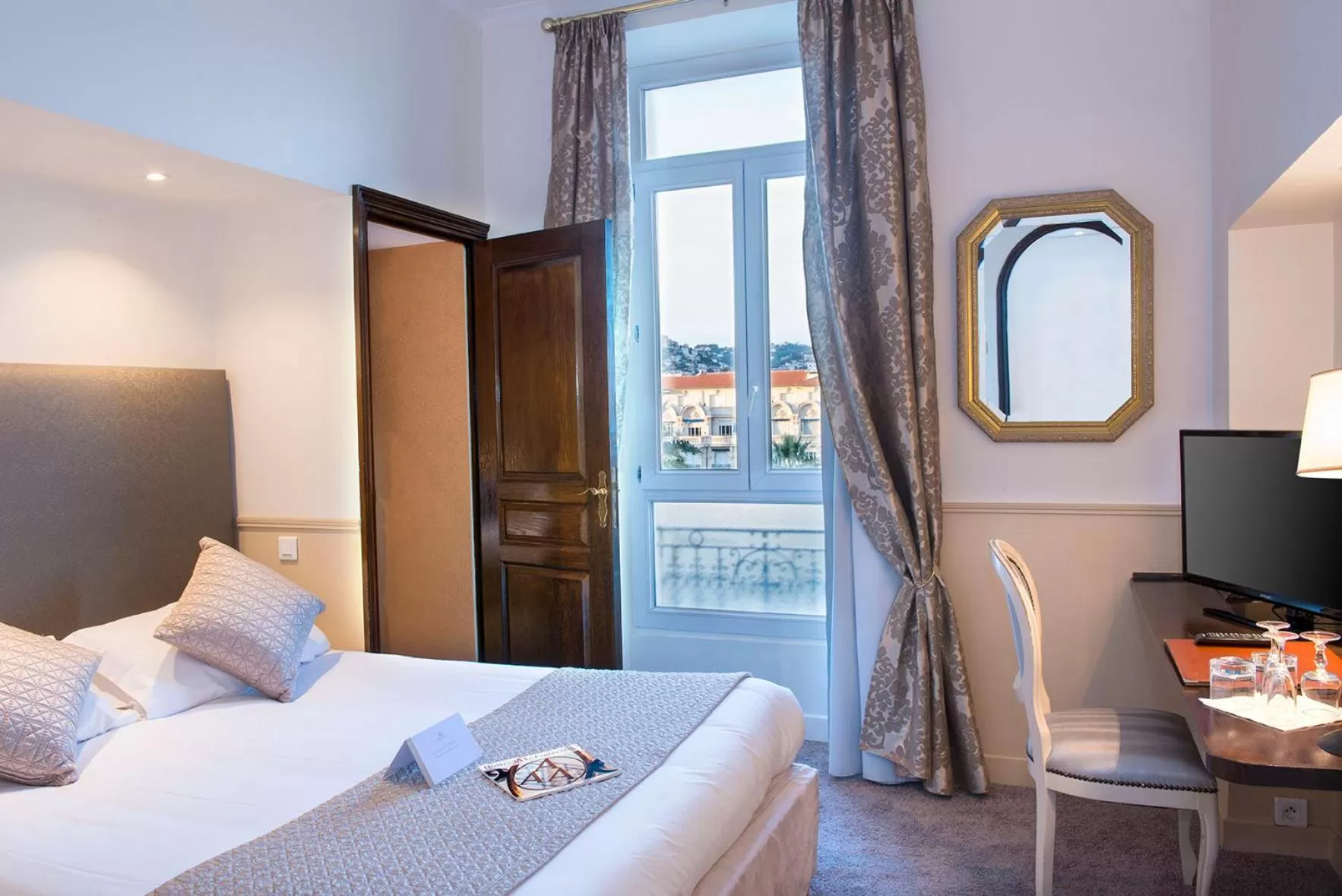 Photo of the whole room, Bed in Hôtel West End Promenade