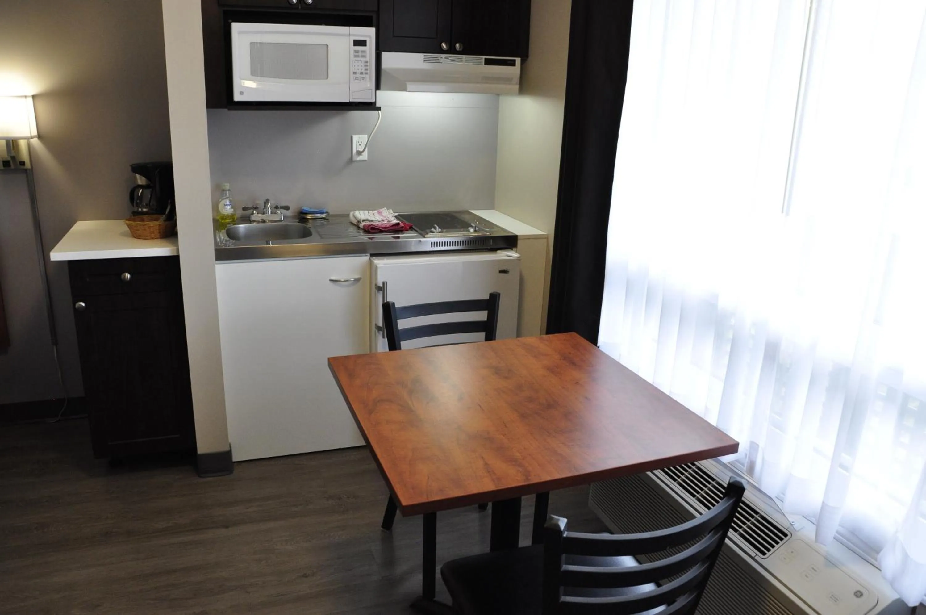 Kitchen or kitchenette in Moonlight Inn and Suites Sudbury