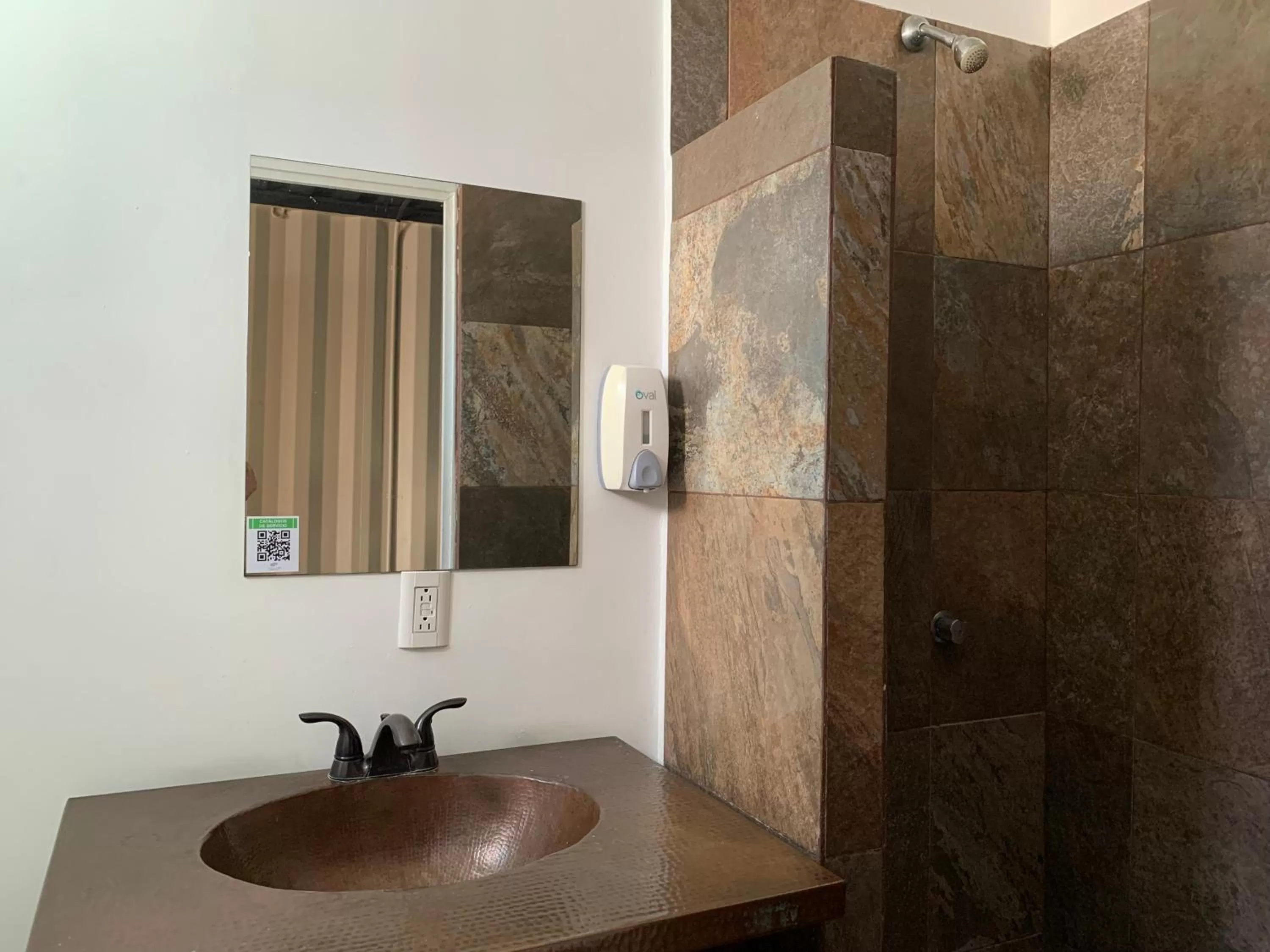 Shower in Container Inn Hotel Aeropuerto