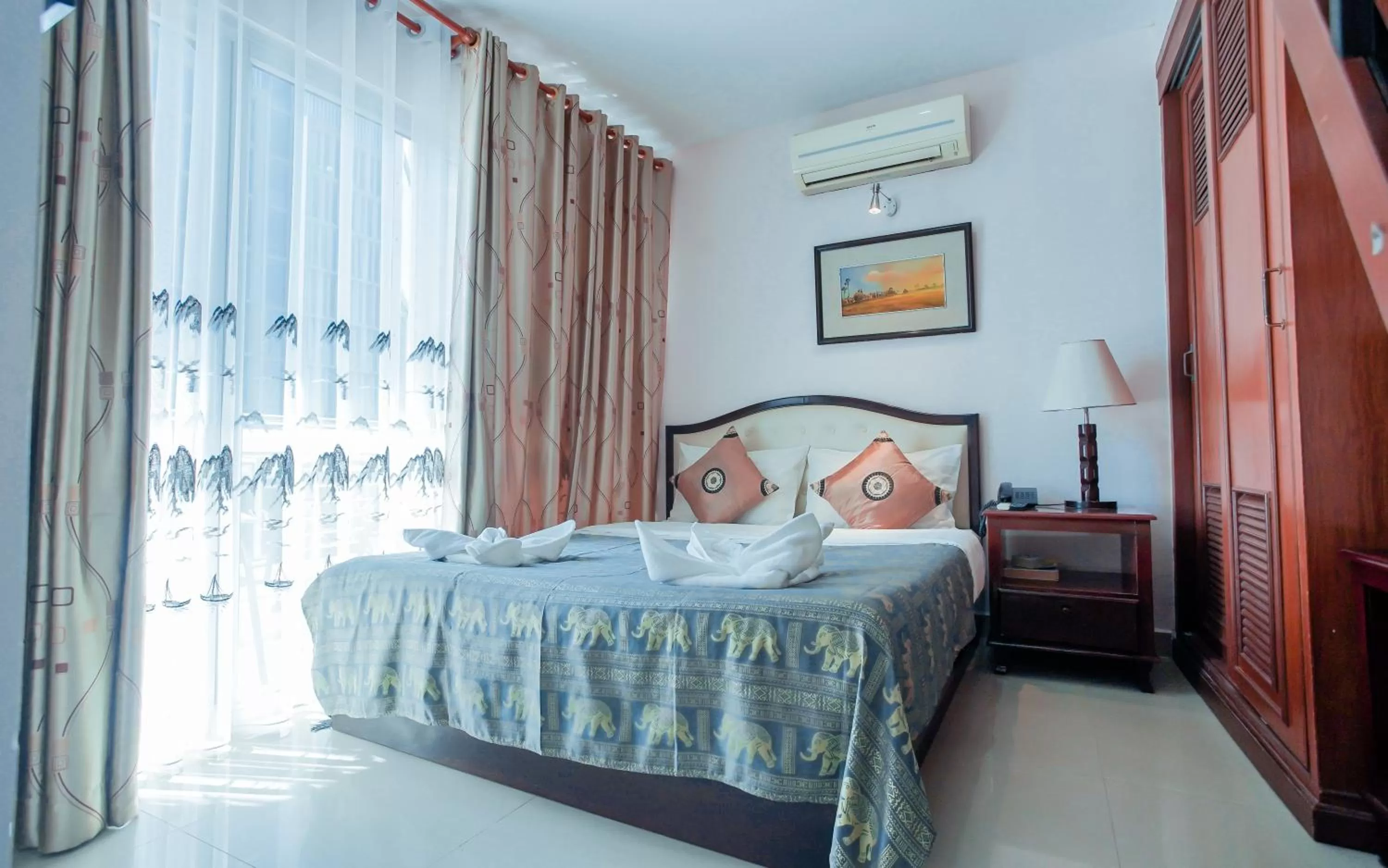 Bed in Silver Mounts Hotel