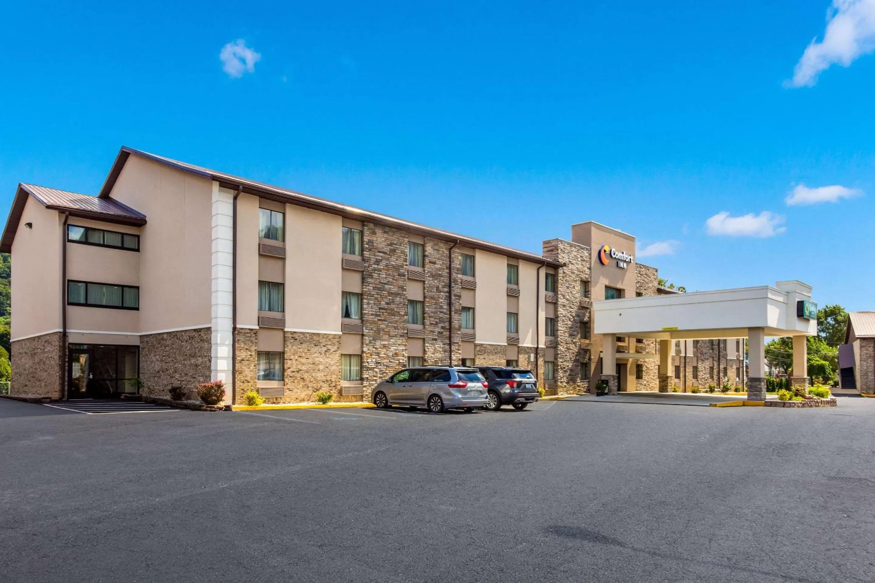 Property building in Quality Inn Charleston South