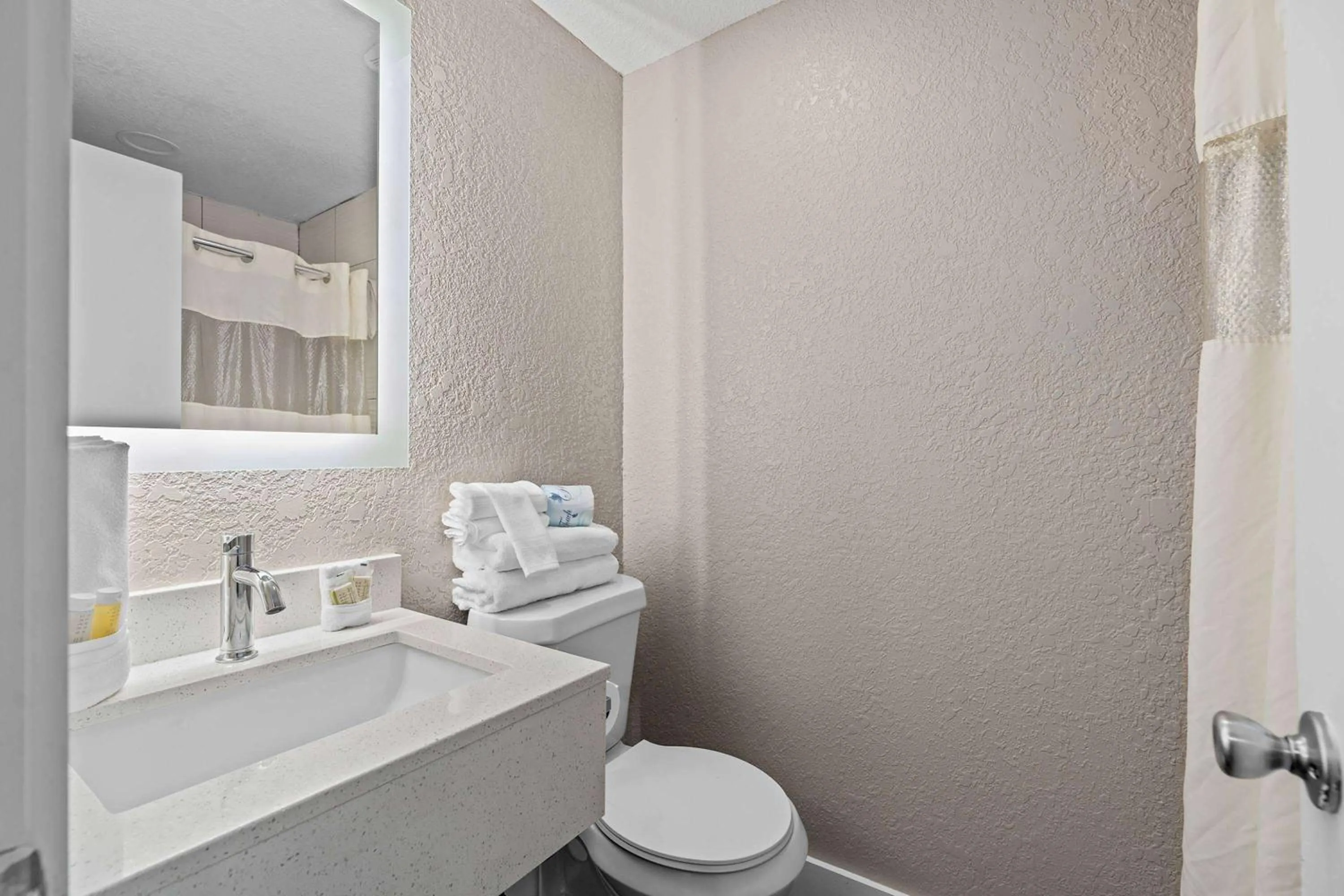 TV and multimedia in Super 8 by Wyndham Kissimmee-Orlando