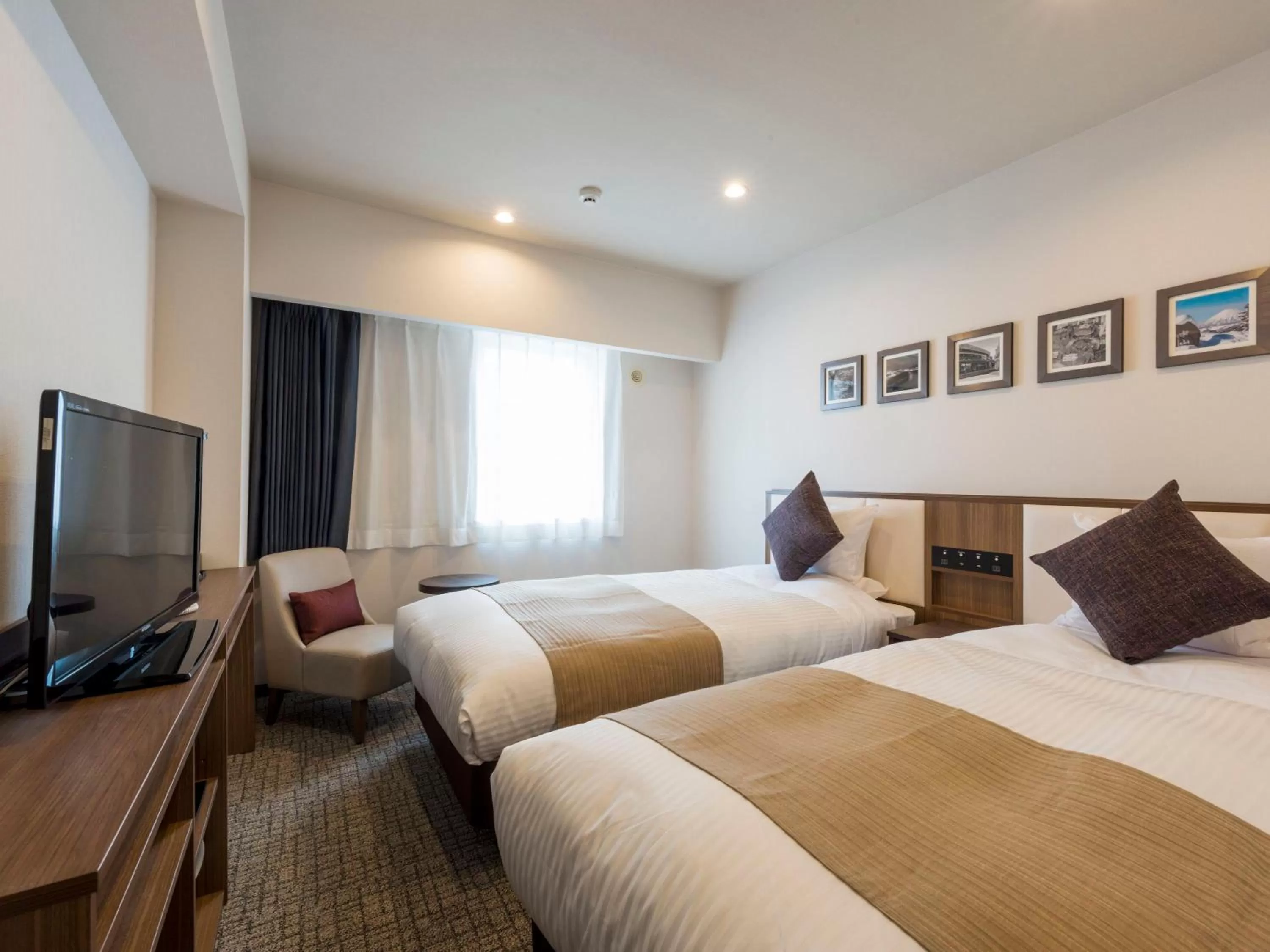 Photo of the whole room, Bed in HOTEL MYSTAYS Sapporo Nakajima Park Annex